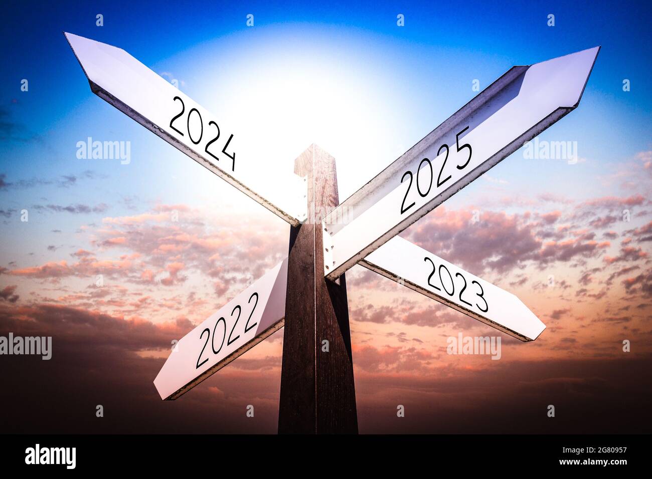 2022, 2023, 2024, 2025 Konzept - Wegweiser mit vier Pfeilen Stockfotografie - Alamy