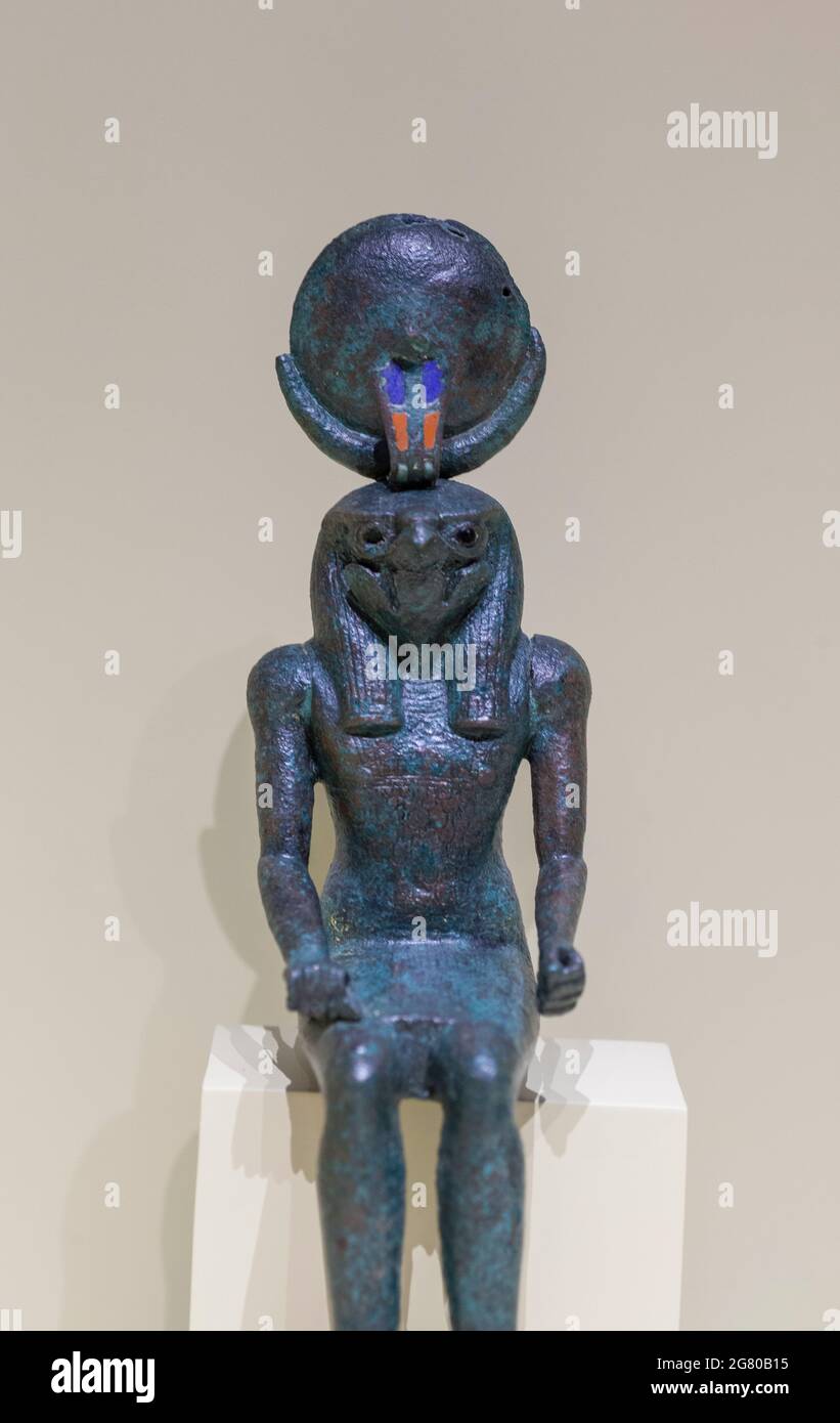 Der alte ägyptische Gott Khonsu, Sohn von Amun und Mutter. Bronze. Späte Periode. Nationales Archäologische Museum, Spanien. Dargestellt als Falke, der den Mond trägt Stockfoto