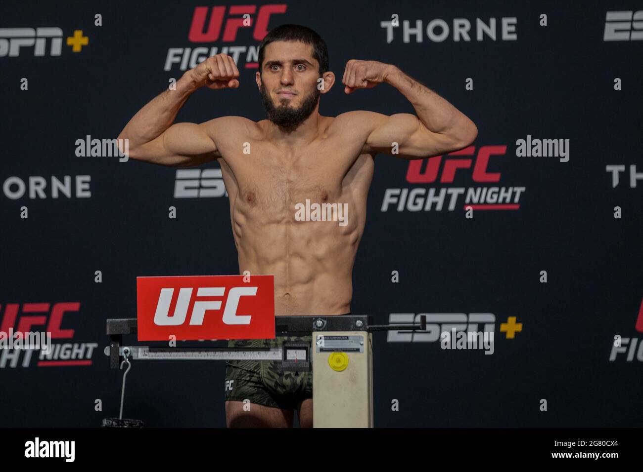 Las Vegas, USA. Juli 2021. Islam Makhachev tritt während der UFC Fight Night - Vegas 31 ESPN - beim UFC APEX am 16. Juli 2021 in Las Vegas, NV, USA, auf die Skala für das offizielle Wägen. (Foto von Louis Grasse/PxImages) Credit: Px Images/Alamy Live News Stockfoto