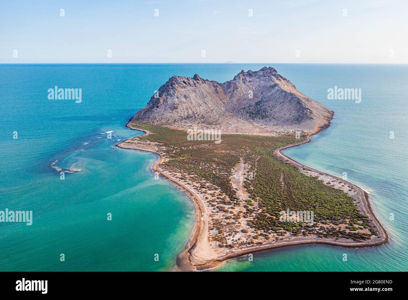 Luftaufnahme der Insel Alcatraz nahe der Küste der Kino Bay, Sonora Mexiko. Landschaft, Meer und Strand auf der Insel Alcatras, dem Golf von Kalifornien, dem Meer von Cortez oder Mar Bermejo, das zwischen der Halbinsel Baja California liegt. Touristenziel. Land, trockenes Land am Horizont. (Foto: Luis Gutierrez / NortePhoto.com) Vista aérea de isla Alcatraz cercana a la costa de la bahia de Kino, Sonora Mexico.paisaje, mar y playa en isla Alcatras el Golfo de California, Mar de Cortés o Mar Bermejo, que se encuentra entre la Península de Baja California. destino TURÍSTICO. tierra, tierra firme en el h Stockfoto