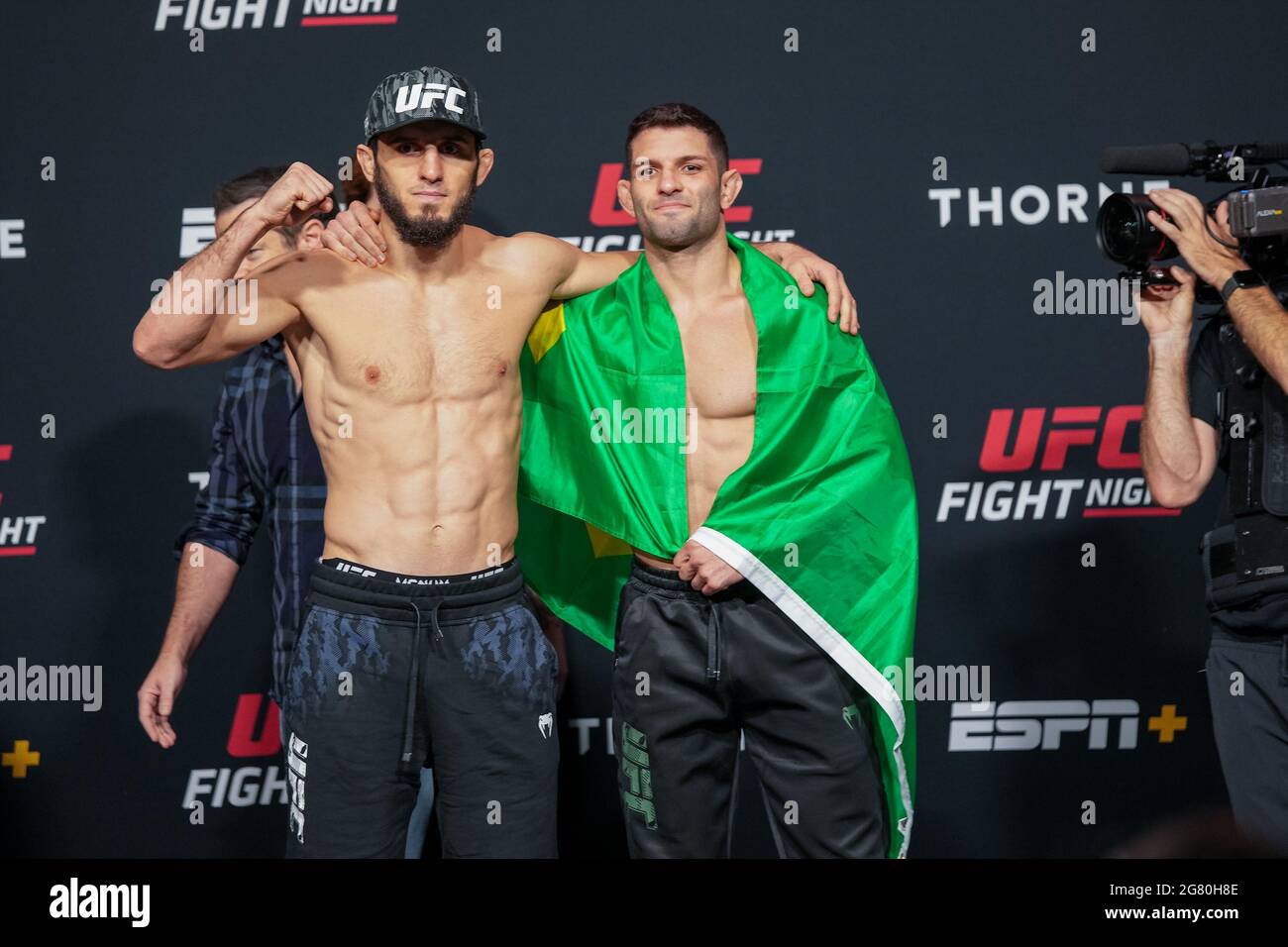 Las Vegas, USA. Juli 2021. Islam Makhachev (links) und Thiago Moises (rechts) treten nach dem offiziellen Einwägen während der UFC Fight Night - Vegas 31 ESPN - ins Gesicht bei der UFC APEX am 16. Juli 2021 in Las Vegas, NV, USA. (Foto von Louis Grasse/PxImages) Credit: Px Images/Alamy Live News Stockfoto