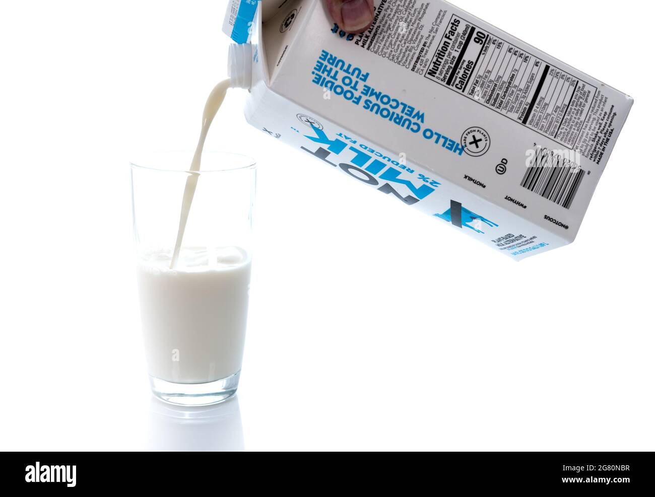 Morgantown, WV - 16 July 2021: Karton der Milchalternative NotMilk or Not Milch isoliert gegen weißes Gießen in Glas Stockfoto