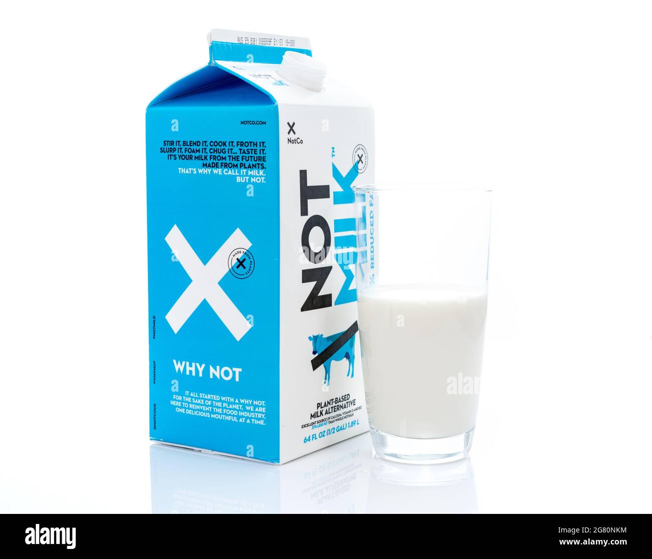 Morgantown, WV - 16 July 2021: Karton der Milchalternative NotMilk or Not Milch isoliert gegen Weiß mit Glasbecher Stockfoto