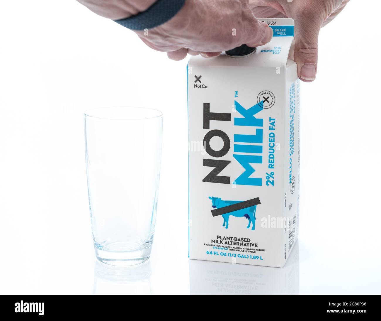 Morgantown, WV - 16 July 2021: Karton der Milchalternative NotMilk or Not Milch isoliert gegen Weiß mit Glasbecher Stockfoto