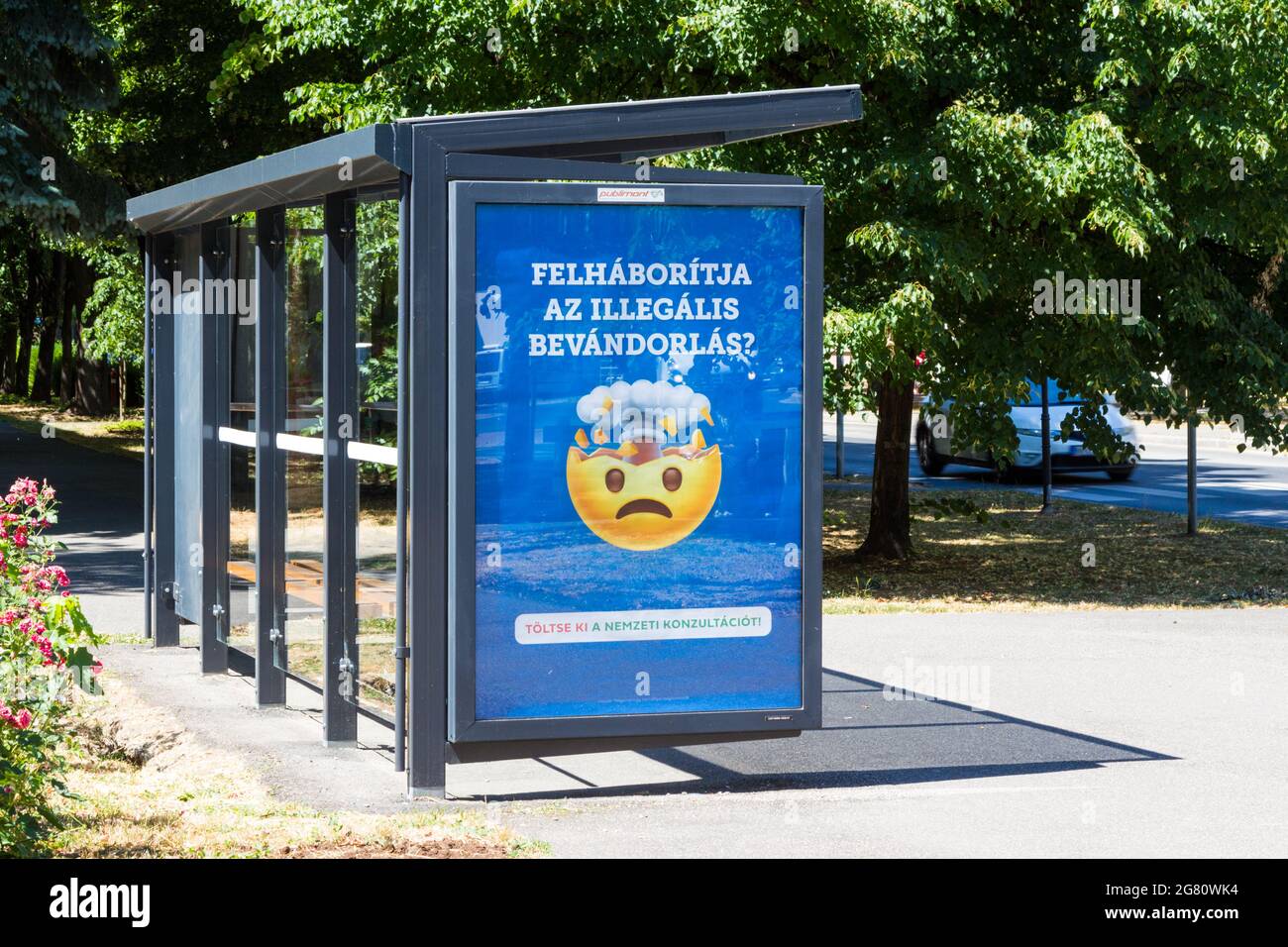 Plakat zur Kampagne der Regierung von Nemzeti Konzultacio (Nationale Konsultation) gegen illegale Einwanderung, Sopron, Ungarn Stockfoto