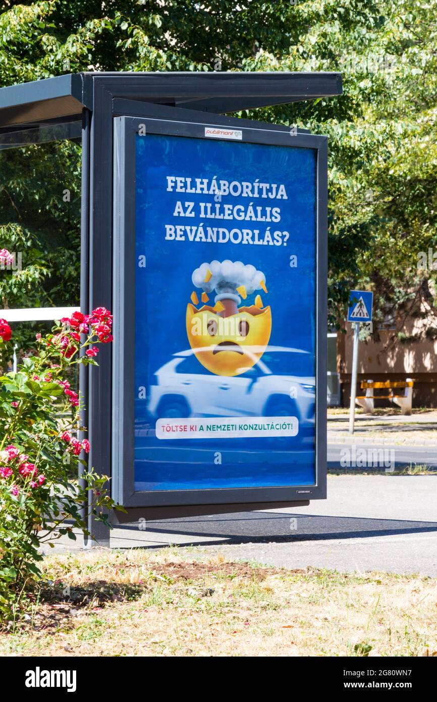 Plakat zur Kampagne der Regierung von Nemzeti Konzultacio (Nationale Konsultation) gegen illegale Einwanderung, Sopron, Ungarn Stockfoto