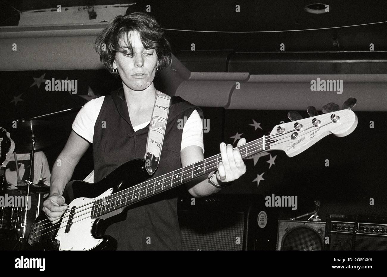 Bass-Gitarrist Katrina Slack of the Renees spielt im West Hampstead Moonlight Club, 24/10/90. Sie lebt jetzt in Cornwall und arbeitet als 3D-Künstlerin. Stockfoto