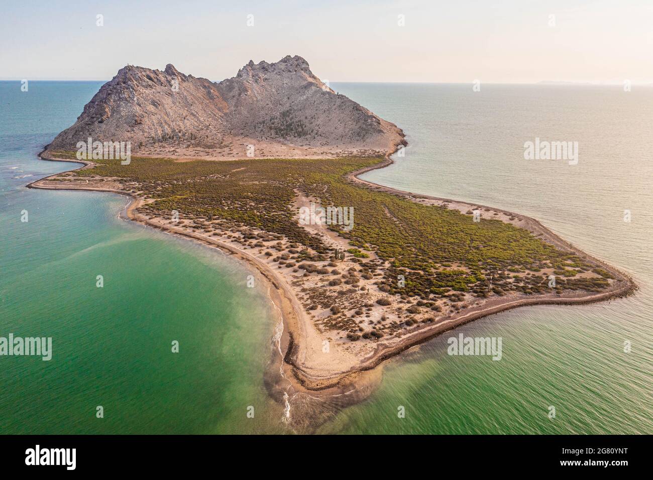 Luftaufnahme der Insel Alcatraz nahe der Küste der Kino Bay, Sonora Mexiko. Landschaft, Meer und Strand auf der Insel Alcatras, dem Golf von Kalifornien, dem Meer von Cortez oder Mar Bermejo, das zwischen der Halbinsel Baja California liegt. Touristenziel. Land, trockenes Land am Horizont. (Foto: Luis Gutierrez / NortePhoto.com) Vista aérea de isla Alcatraz cercana a la costa de la bahia de Kino, Sonora Mexico.paisaje, mar y playa en isla Alcatras el Golfo de California, Mar de Cortés o Mar Bermejo, que se encuentra entre la Península de Baja California. destino TURÍSTICO. tierra, tierra firme en el h Stockfoto