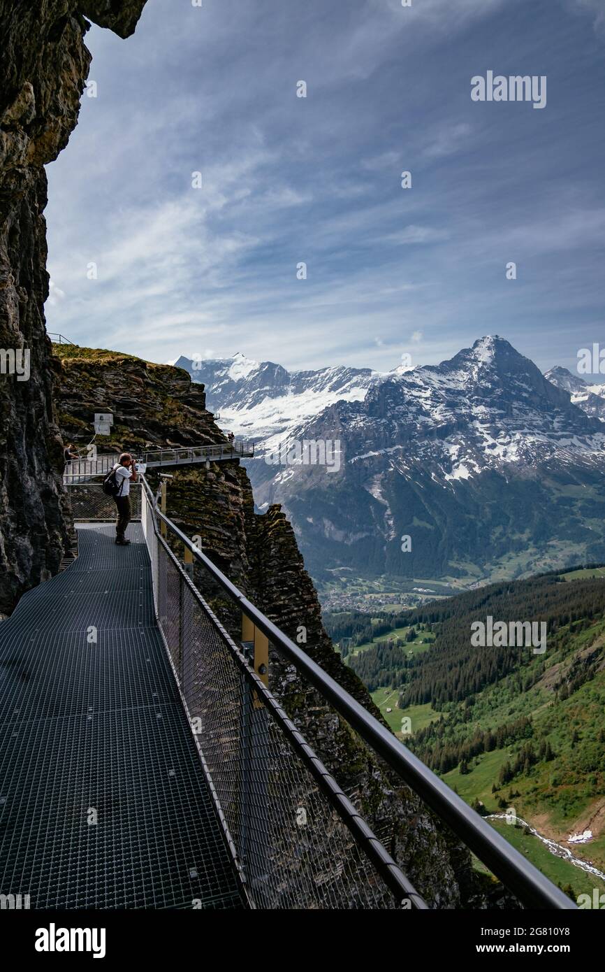 Cliff Walk, eine beliebte Aussichtsplattform auf dem ersten Berg in Grindelwald, die einen atemberaubenden Blick auf die Alpen, die Schweiz - Schweizer Alpen bietet Stockfoto