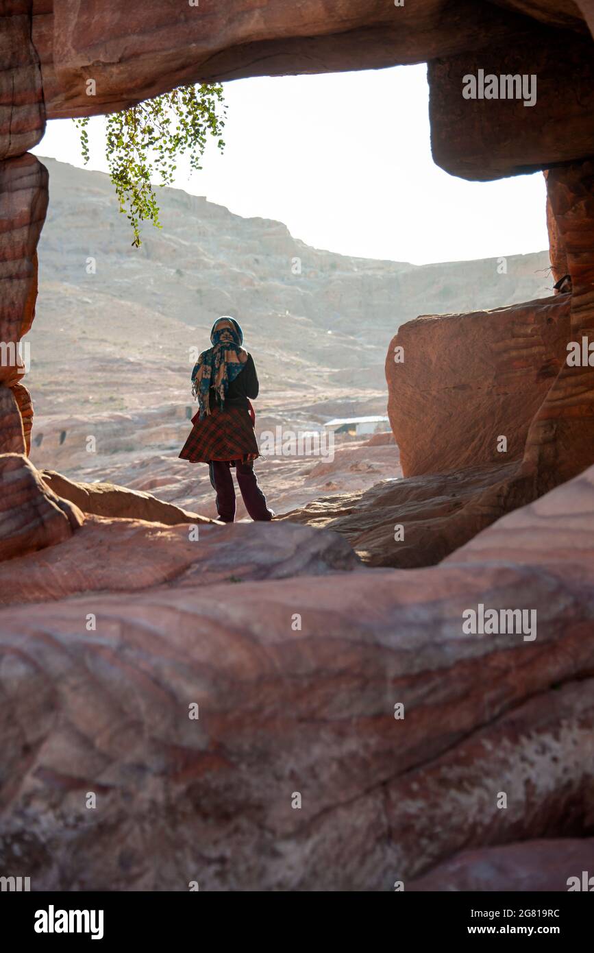 Junge Beduinen mit Blick über Petra, Jordanien Stockfoto