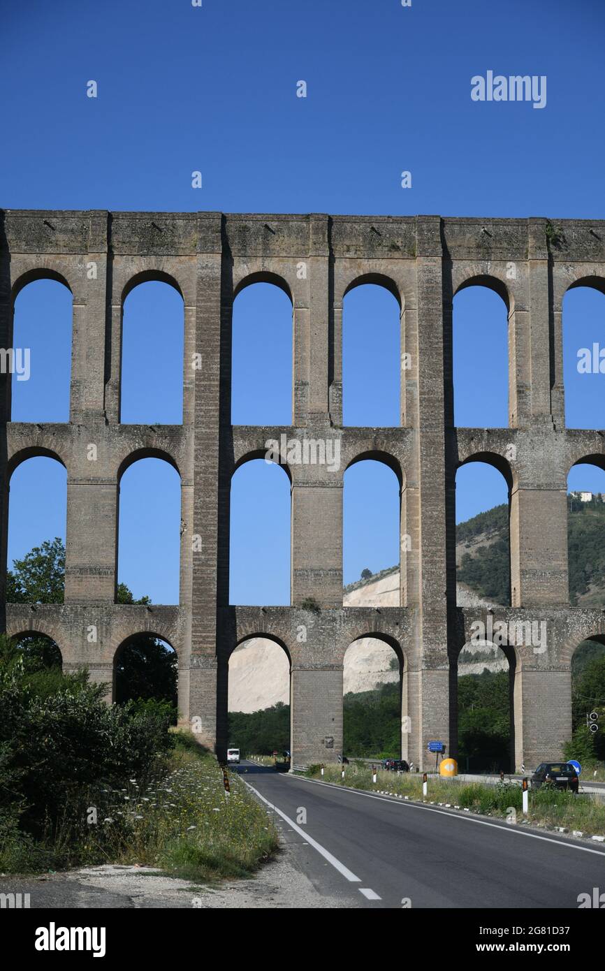 Provinz Caserta, Italien, 16. Juli 2021. Das gewölbte Aquädukt, das im 18. Jahrhundert erbaut wurde, um Wasser in die Gärten des königlichen Palastes von Caserta zu bringen. Stockfoto