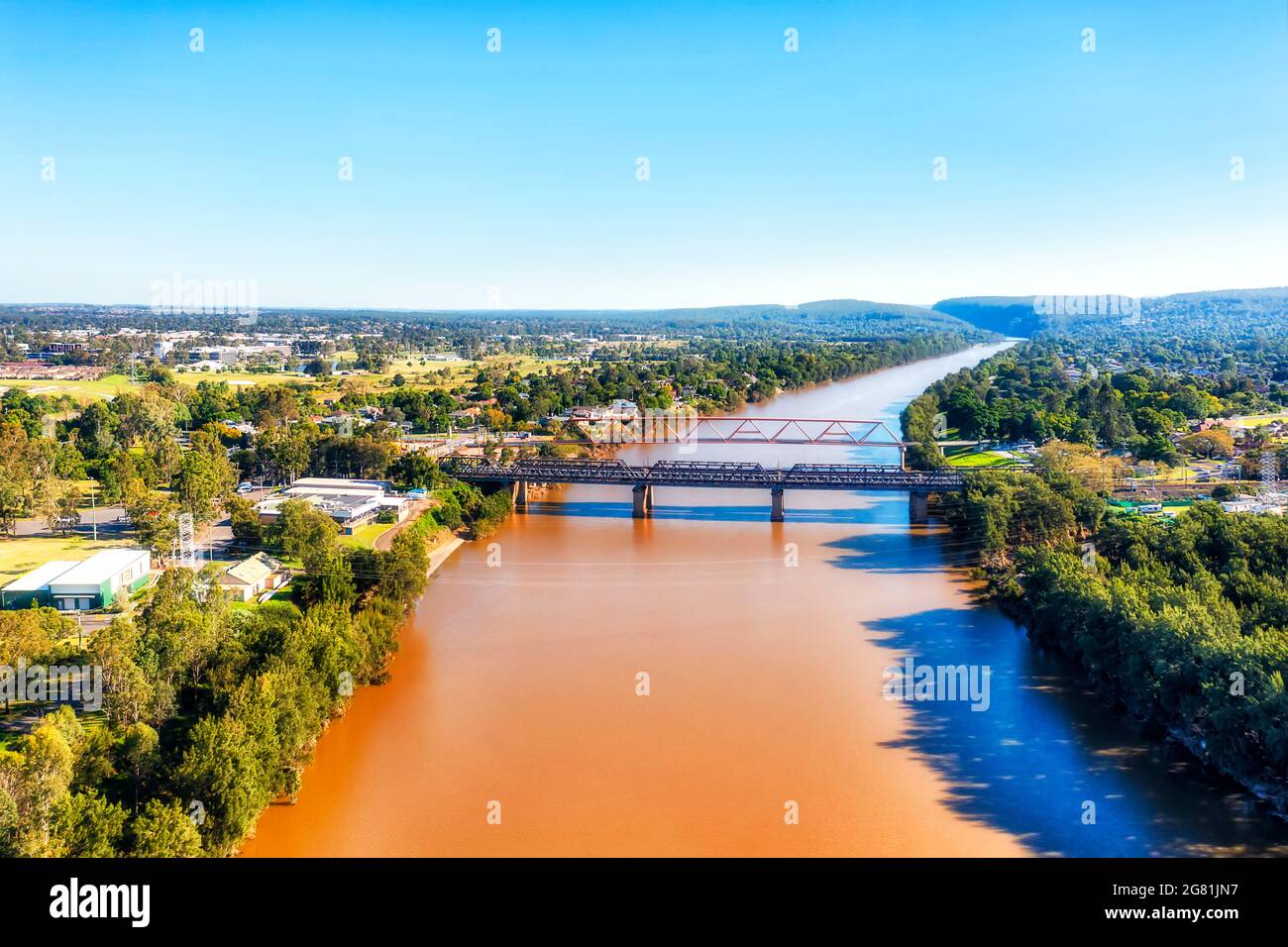 Gelbes, schlammiges Wasser des Nepean River in Penrith, der Stadt Greater Sydney - landschaftlich reizvoller Blick aus der Luft. Stockfoto