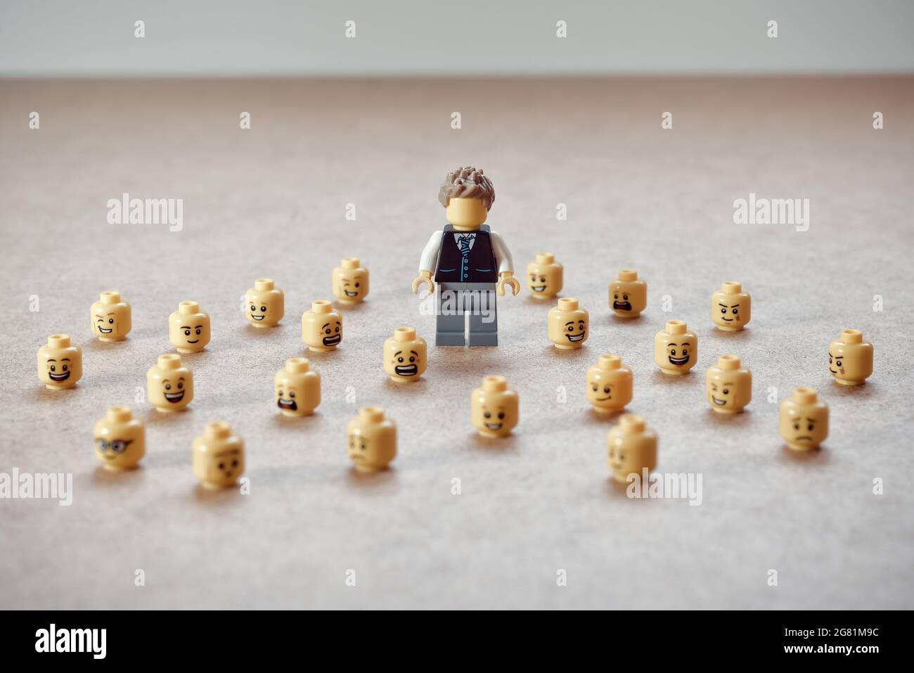 Mann mit gespaltener Persönlichkeit Wahl Stimmungsmaske. Geschäftsmetapher. Illustratives Editorial. 15. Juli 2021 Stockfoto