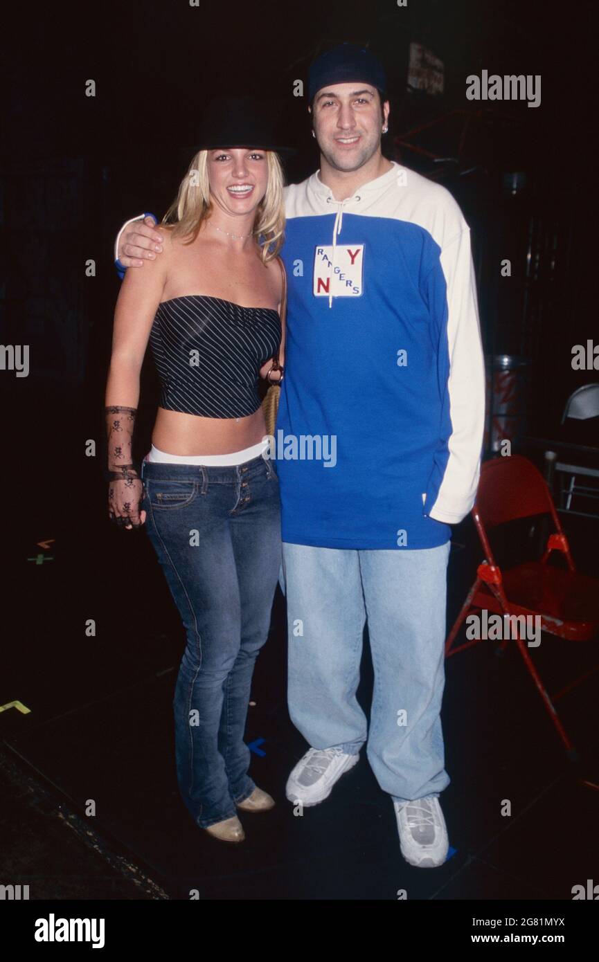 Britney Spears besucht Joey Fatone hinter der Bühne, nachdem er am 26. September 2002 in 'Rent' im Nederlander Theater in New York City aufgeführt wurde. Foto: Henry McGee/MediaPunch Stockfoto