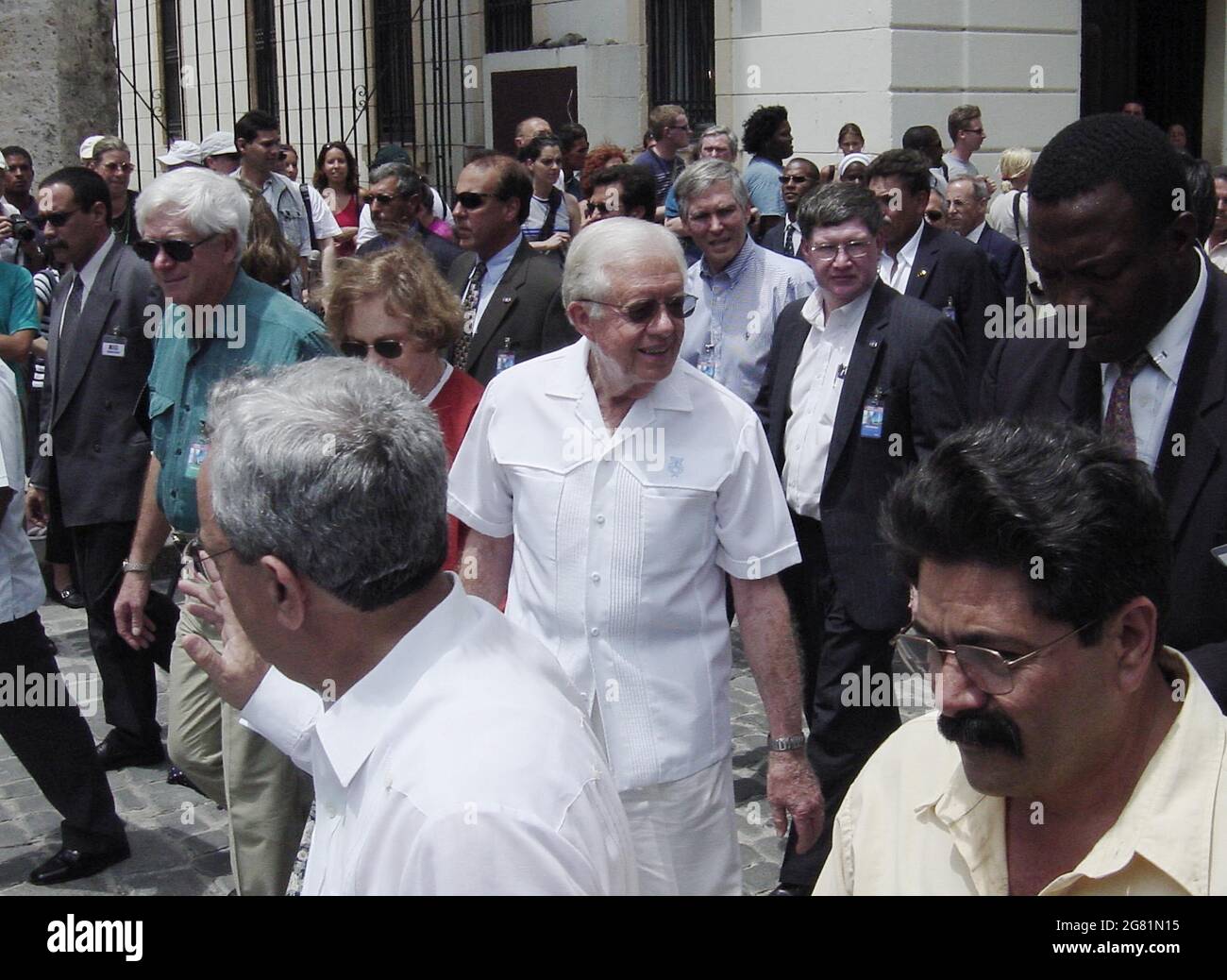 Foto-Datei / ehemalige US-Präsident Jimmy Carter (c) und seine Frau Rosalin Carter, geht für das Zentrum der Altstadt Havanna heute 12 Mai / 2002. Carter ist der erste US-Präsident, Kuba seit der Revolution 1959 zu besuchen, die Castro an die Macht gebracht. Bildnachweis: Jorge Rey/MediaPunch Stockfoto
