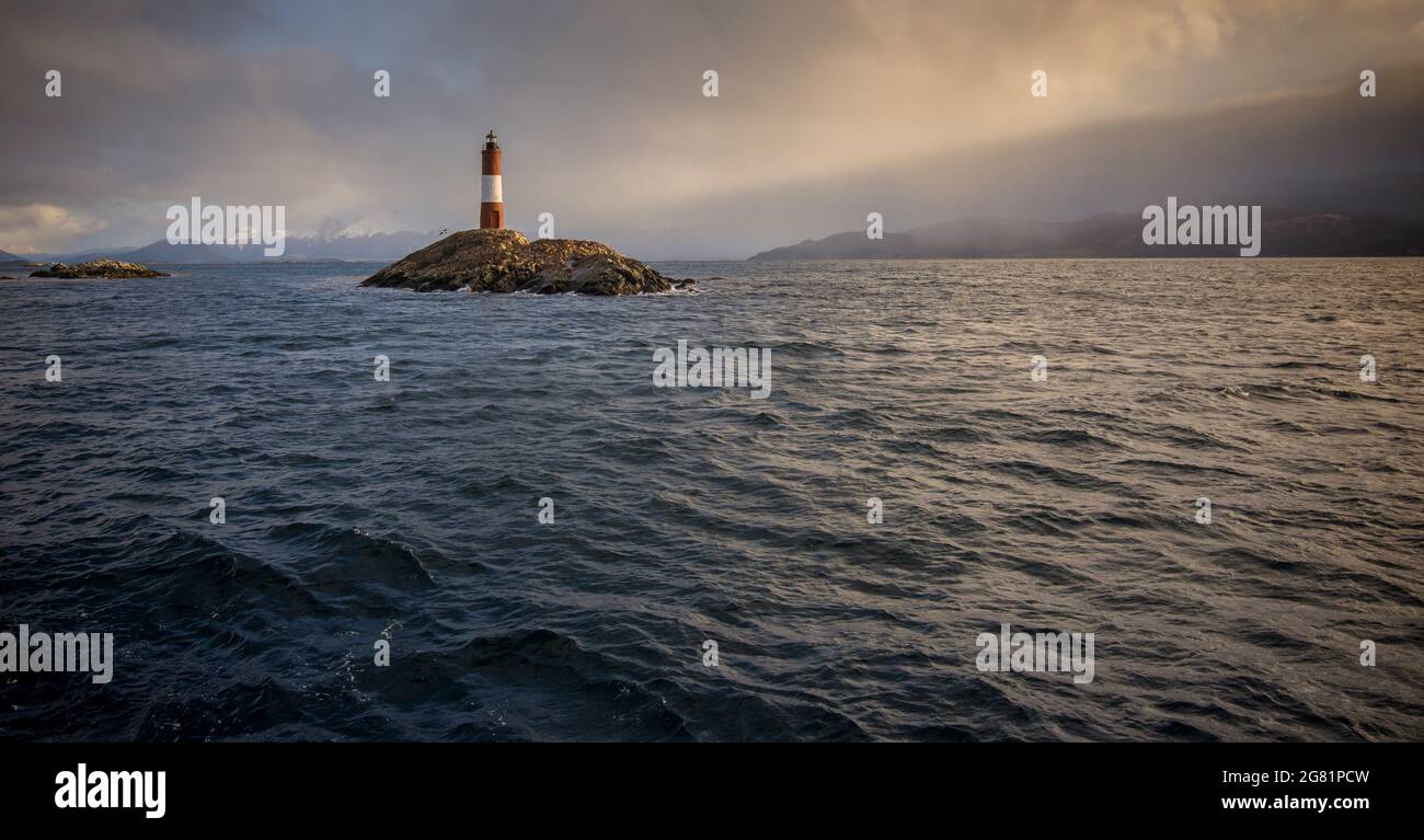 Kleine Insel mit einem Leuchtturm namens 'Les Éclaireurs', ebenfalls 'Ende der Welt' in der Nähe von Ushuaia, Feuerland, Argentinien Stockfoto