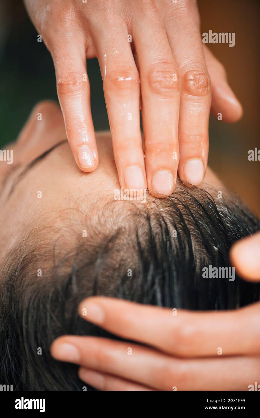 Ayurvedische Öl-Behandlung für gesundes Haar Stockfoto