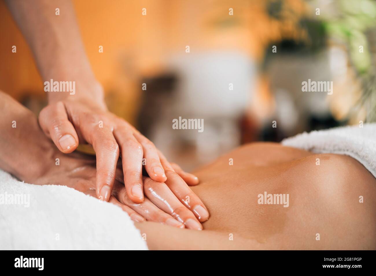 Ayurveda-Magenmassage Stockfoto