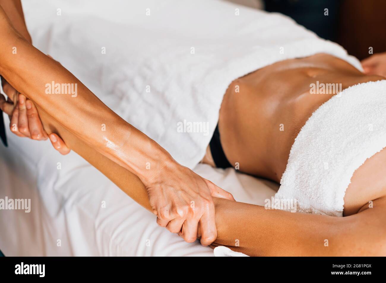 Ayurveda therapeutische Armmassage mit ätherischem Öl Stockfoto