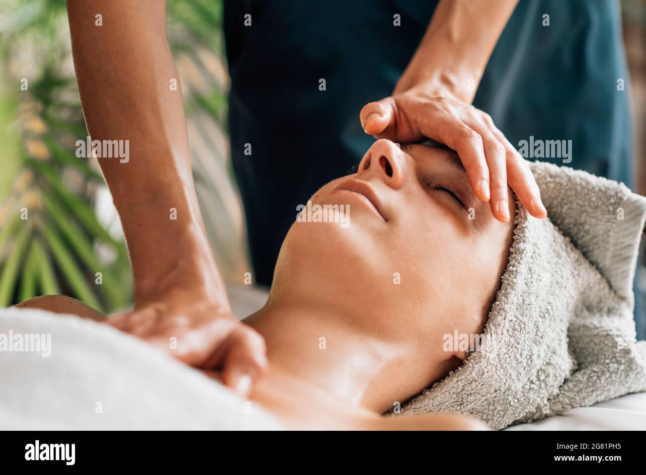 Tief entspannende ayurvedische Kopf-, Gesichts- und Brustmassage Stockfoto