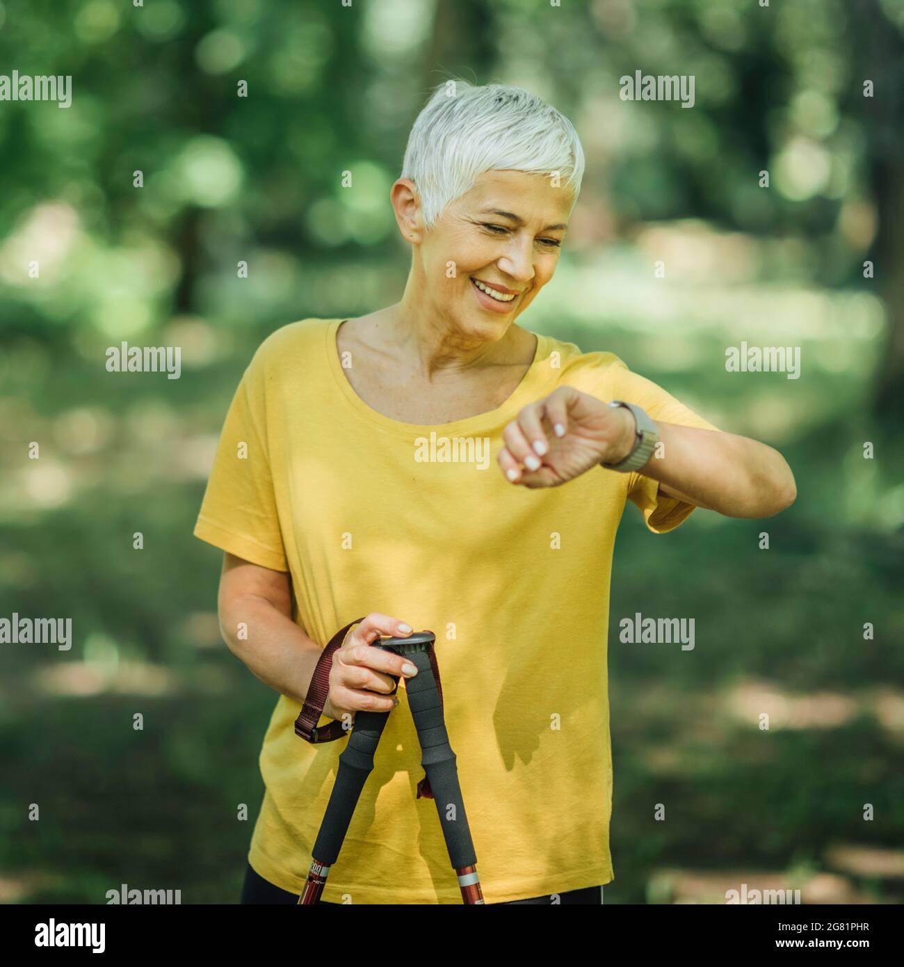 Ältere Frau zu Fuß Stockfoto