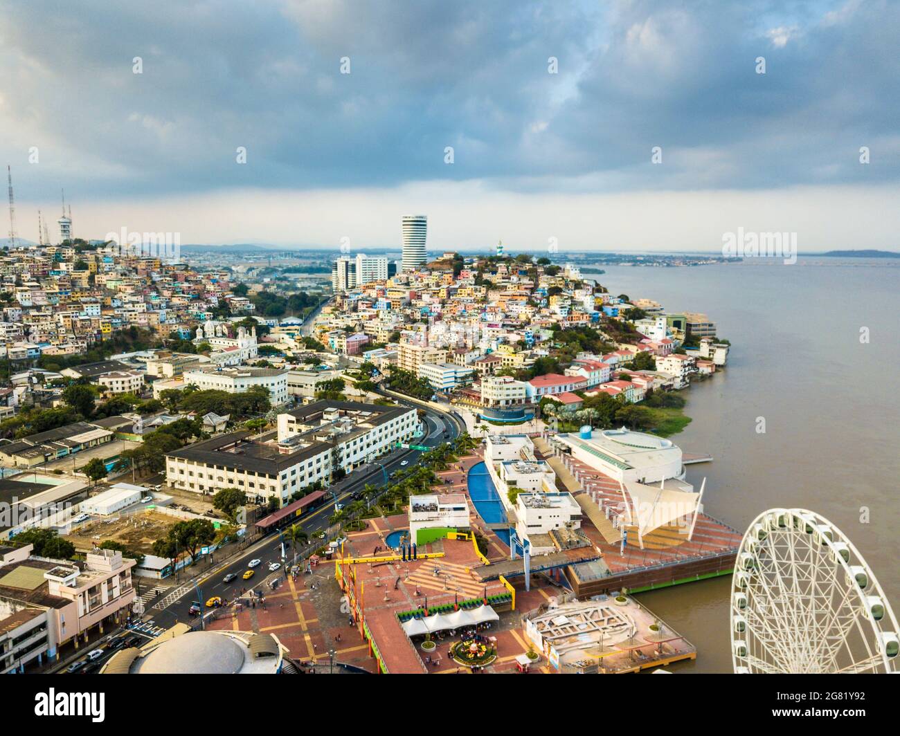 Luftaufnahme von Malecon Simon Bolivar in Guayaquil, einem Erholungsort für Einheimische und Touristen in der Nähe der Innenstadt. Stockfoto