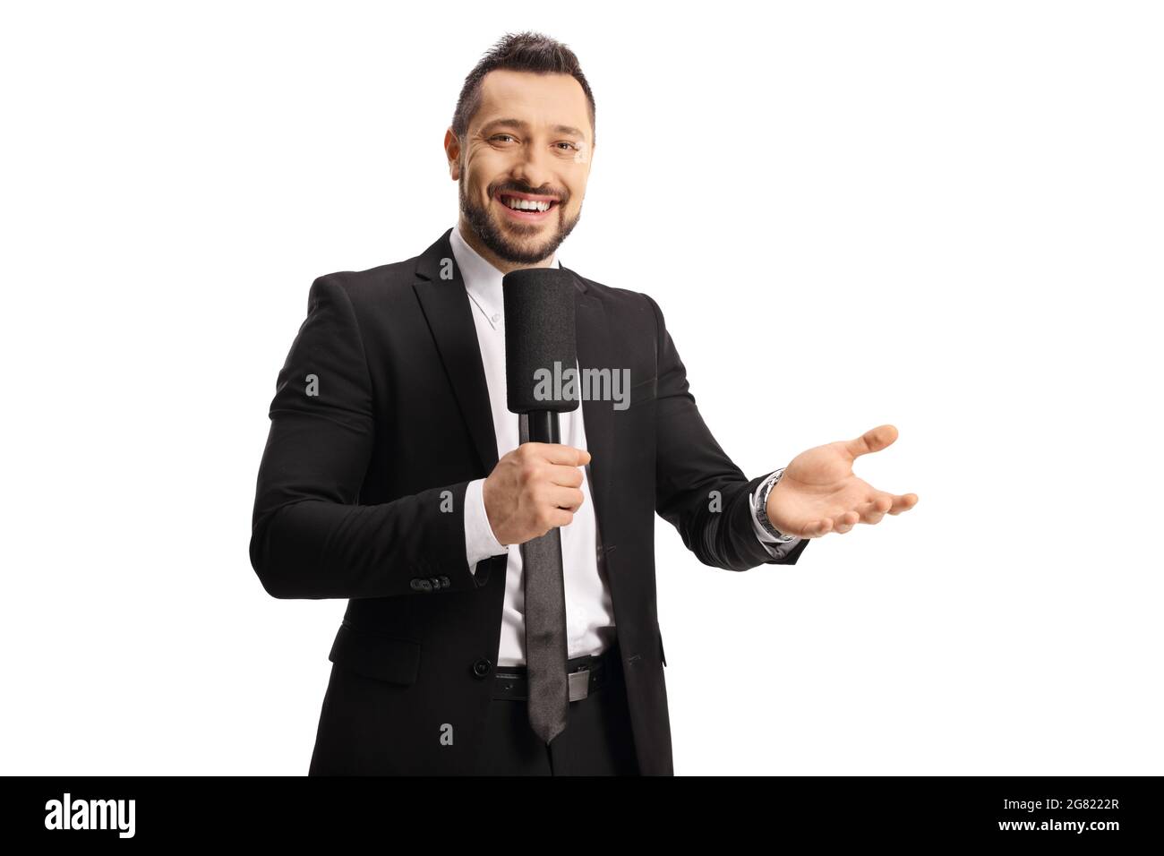 Männlicher tv-Moderator lächelt und hält ein Mikrofon isoliert auf weißem Hintergrund Stockfoto