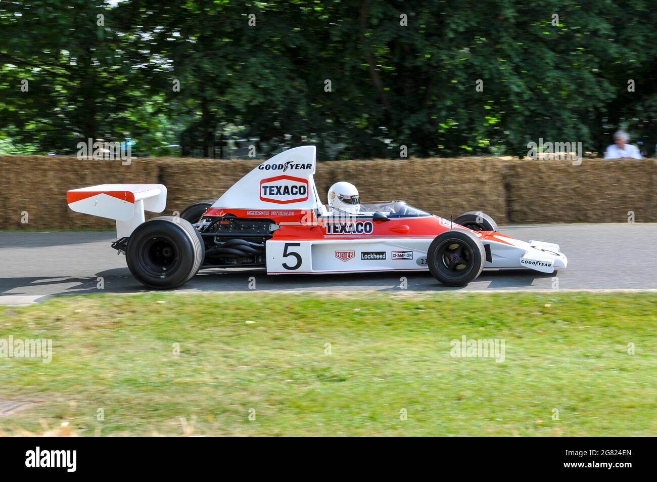 McLaren M23 Grand-Prix-Rennwagen, die beim Goodwood Festival of Speed 2013 die Bergauffahrt besteigen. 1974 Emerson Fittipaldi Formel-1-Rennwagen Stockfoto