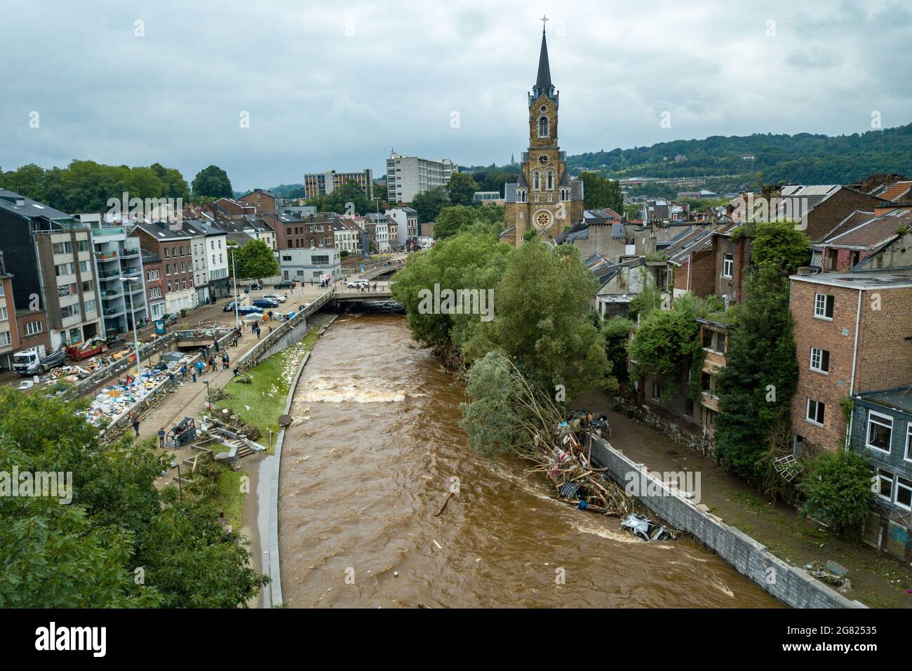 Verviers, Belgien. Juli 2021. Luftaufnahme vom 16. Juli 2021 zeigt gebrochene Bäume nach Überschwemmungen in Verviers, Belgien. Belgien hat den 20. Juli zum nationalen Trauertag für die Opfer des Unwetters der letzten Tage erklärt. 21 Menschen starben und 18 wurden am Freitag nach Sturzfluten, bei denen Flüsse an ihren Ufern im Süden und Osten des Landes platzten, als vermisst gemeldet. Quelle: Zhang Cheng/Xinhua/Alamy Live News Stockfoto