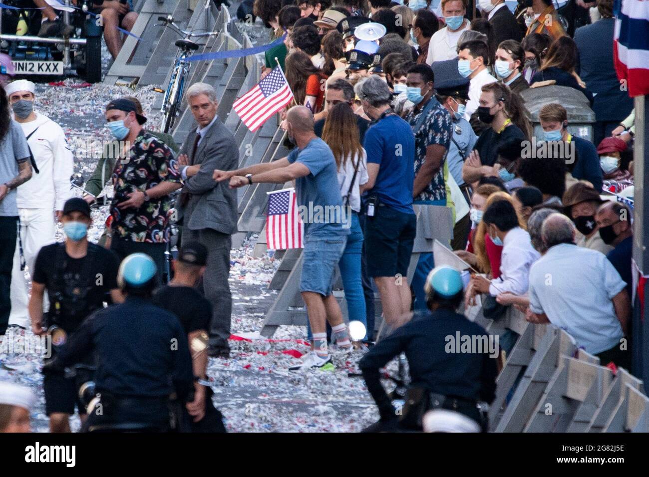 Glasgow, Schottland, Großbritannien. Juli 2021. IM BILD: Harrison Ford Karosserie doppelt. Tag 4 der Dreharbeiten von Hollywood-Blockbuster-Film von Indiana Jones 5. Heutige Szenen sagen, dass eine Ticker-Tape-Parade mit marschierenden Bands, winkenden Massen, Presse und den zurückkehrenden Astronauten in einer amerikanischen New Yorker Szene von 1959 stattfindet. Die Straßen sind mit Sternen und Streifen geschmückt, Flaggen und Ammer, und das Harrison Ford Double wurde auf dem Pferd durch die Straßen von Glasgow reiten gesehen. Quelle: Colin Fisher/Alamy Live News Stockfoto