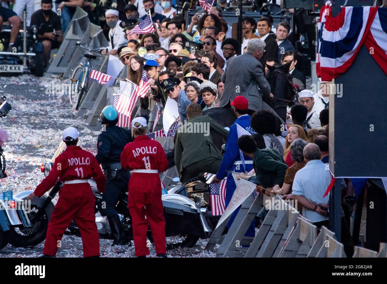 Glasgow, Schottland, Großbritannien. Juli 2021. IM BILD: Stunt Double für Boyd Holbrook. Tag 4 der Dreharbeiten von Hollywood-Blockbuster-Film von Indiana Jones 5. Heutige Szenen sagen, dass eine Ticker-Tape-Parade mit marschierenden Bands, winkenden Massen, Presse und den zurückkehrenden Astronauten in einer amerikanischen New Yorker Szene von 1959 stattfindet. Die Straßen sind mit Sternen und Streifen geschmückt, Flaggen und Ammer, und das Harrison Ford Double wurde auf dem Pferd durch die Straßen von Glasgow reiten gesehen. Quelle: Colin Fisher/Alamy Live News Stockfoto