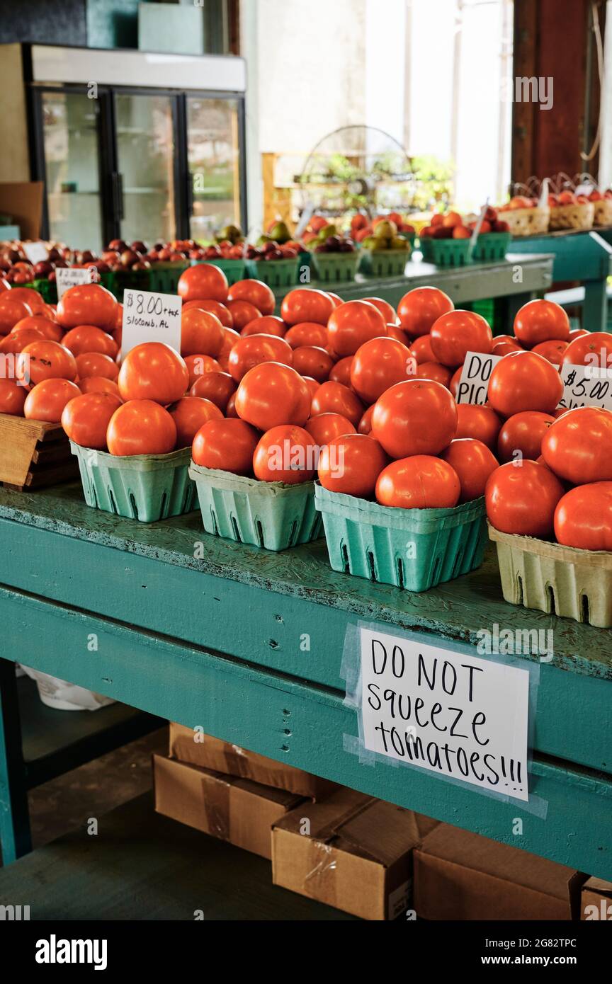 Farm frische Beefsteak Tomaten auf dem Display zum Verkauf in einem ländlichen Alabama Bauernmarkt oder Straßenmarkt in Montgomery Alabama, USA. Stockfoto
