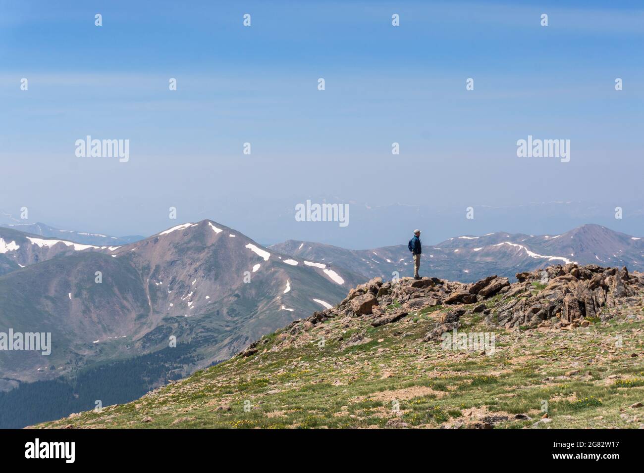 Der Mensch blickt auf die epische Landschaft auf dem Gipfel des Mount Parnassus in Colorado Stockfoto