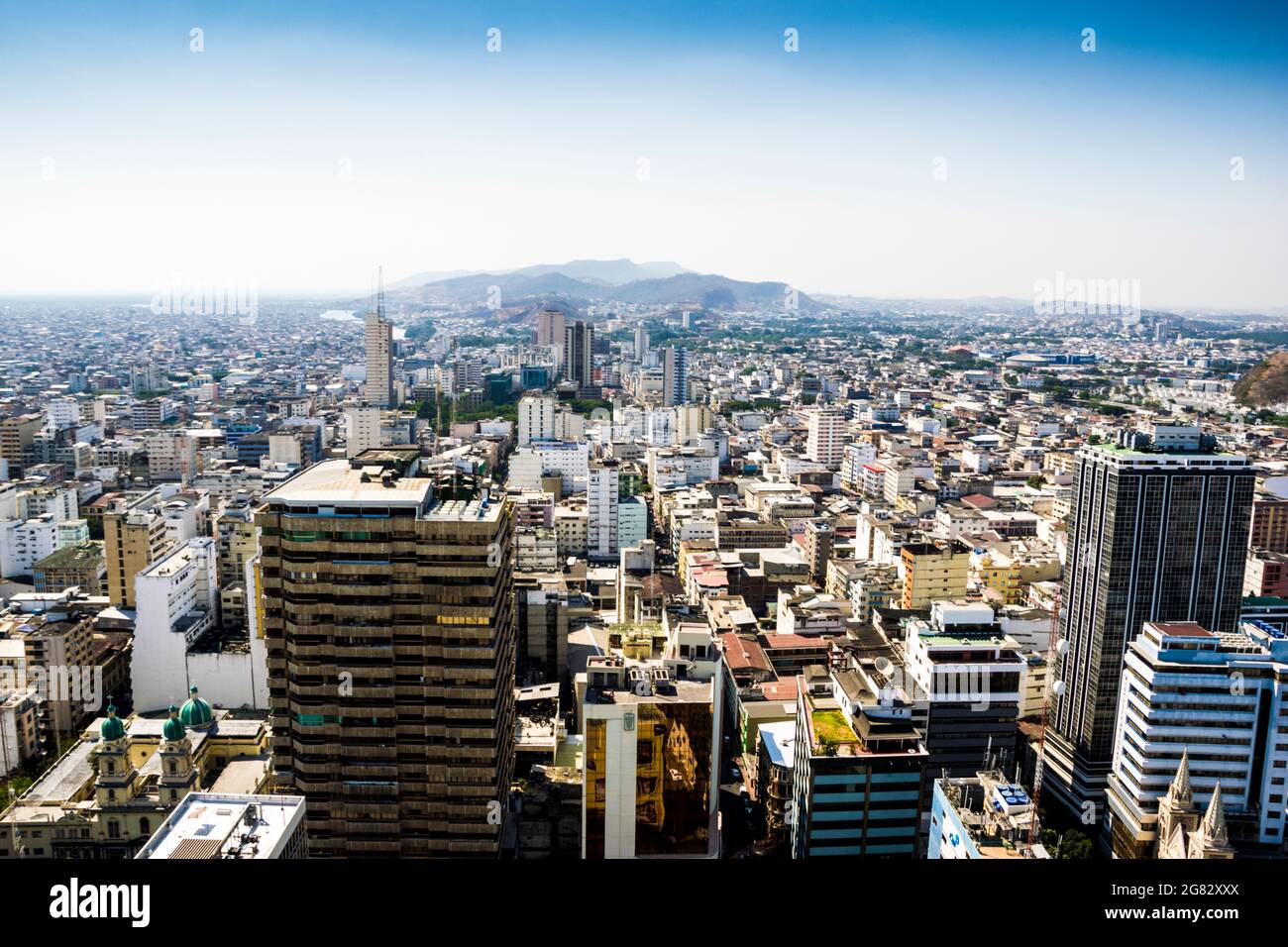 Luftdrohnenaufnahme der Stadt Guayaquil in Ecuador. Ein Blick über die Innenstadt von Guayaquil, wo sich alle hohen Gebäude und Büros befinden. Stockfoto