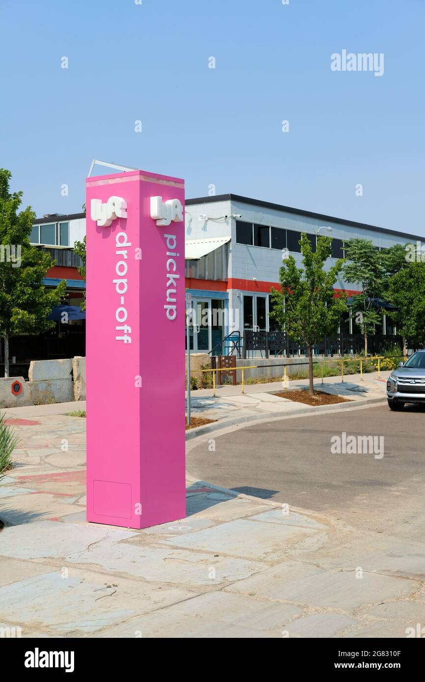 Ausgewiesene Lyft-Abhol- und Abgabestelle im Stanley Marketplace-Einkaufsviertel in Aurora, Colorado; vorab festgelegte Abhol- und Abgabezone. Stockfoto