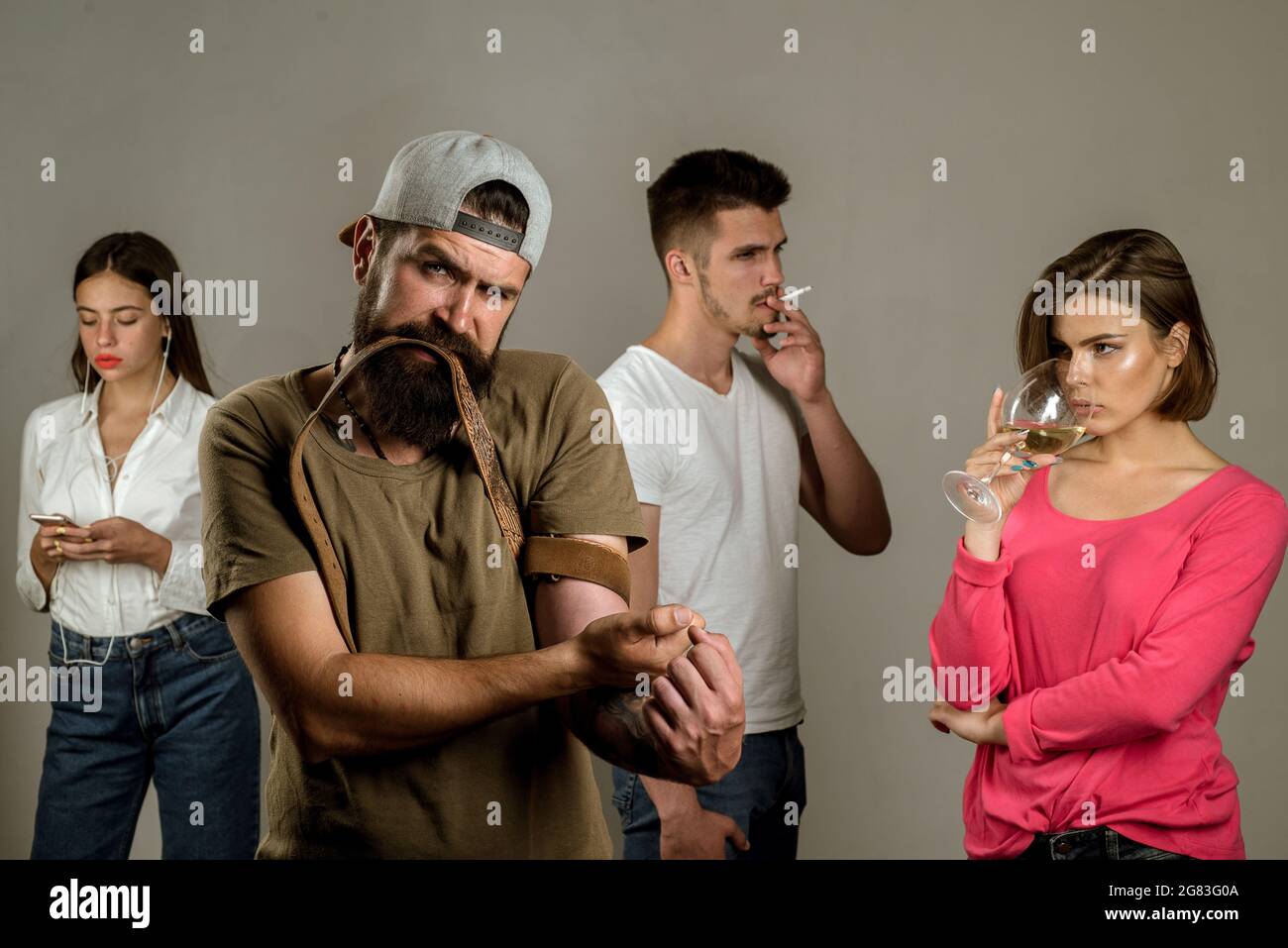 Stoppen Sie die Drogenabhängigkeit. Internationaler Tag gegen Drogenmissbrauch. Drogenabhängiger durchläuft Suchtkrise. Harte Drogen- und Alkoholabhängige. Stockfoto