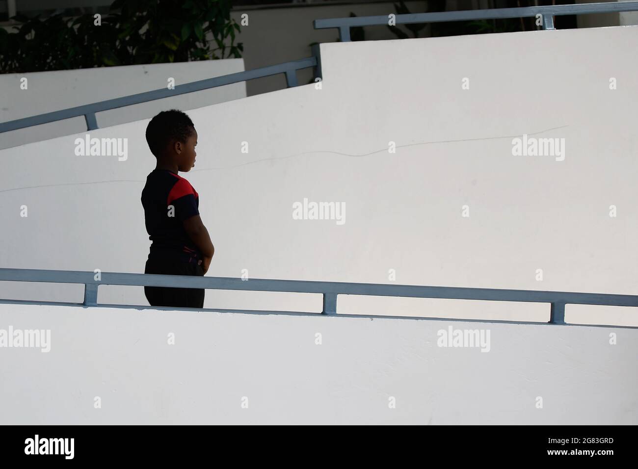 Tegucigalpa, Honduras. Juli 2021. Tegucigalpa, Honduras. Mehr als 120 Migranten, meist haitianischer Herkunft und eine kleinere Anzahl von Kubanern, kamen gestern in der Hauptstadt Tegucigalpa an, um ihre Wanderreise in die Vereinigten Staaten fortzusetzen. Nachdem sie das Territorium Honduranas betreten hatten, stoppten sie für einige Stunden ihren marsch in einem der Büros des Nationalen Migrationsinstituts (INM), wo ihnen ein Sicherheitsverfahren zur Durchreise durch Honduras erteilt wurde. (Bild: © Milo Espinoza/ZUMA Press Wire) Stockfoto