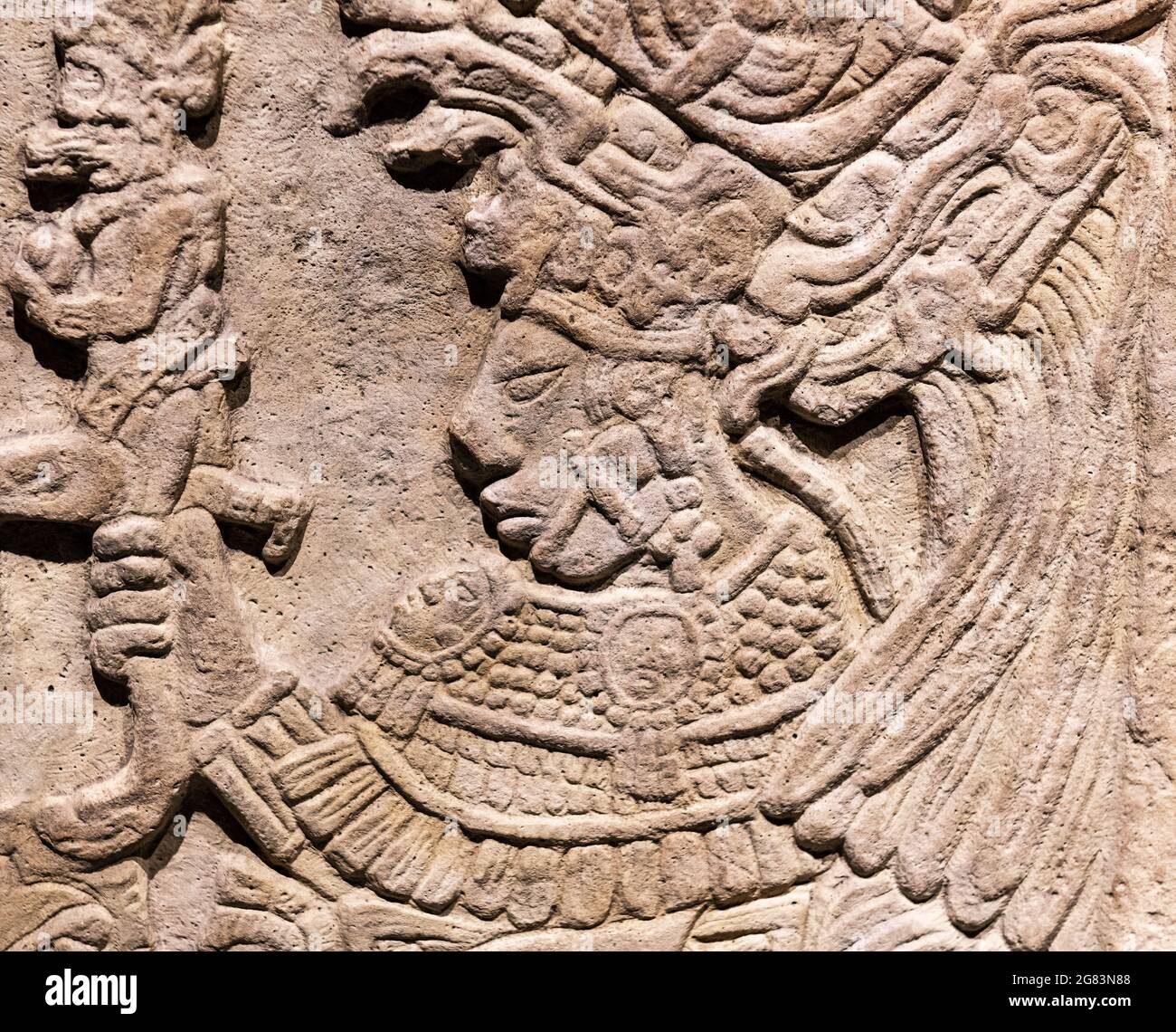 Bas Reliefschnitzerei in einem Grabstein eines maya-Herrscherkönigs, Mexiko-Stadt, Mexiko. Fokus auf Gesicht. Stockfoto