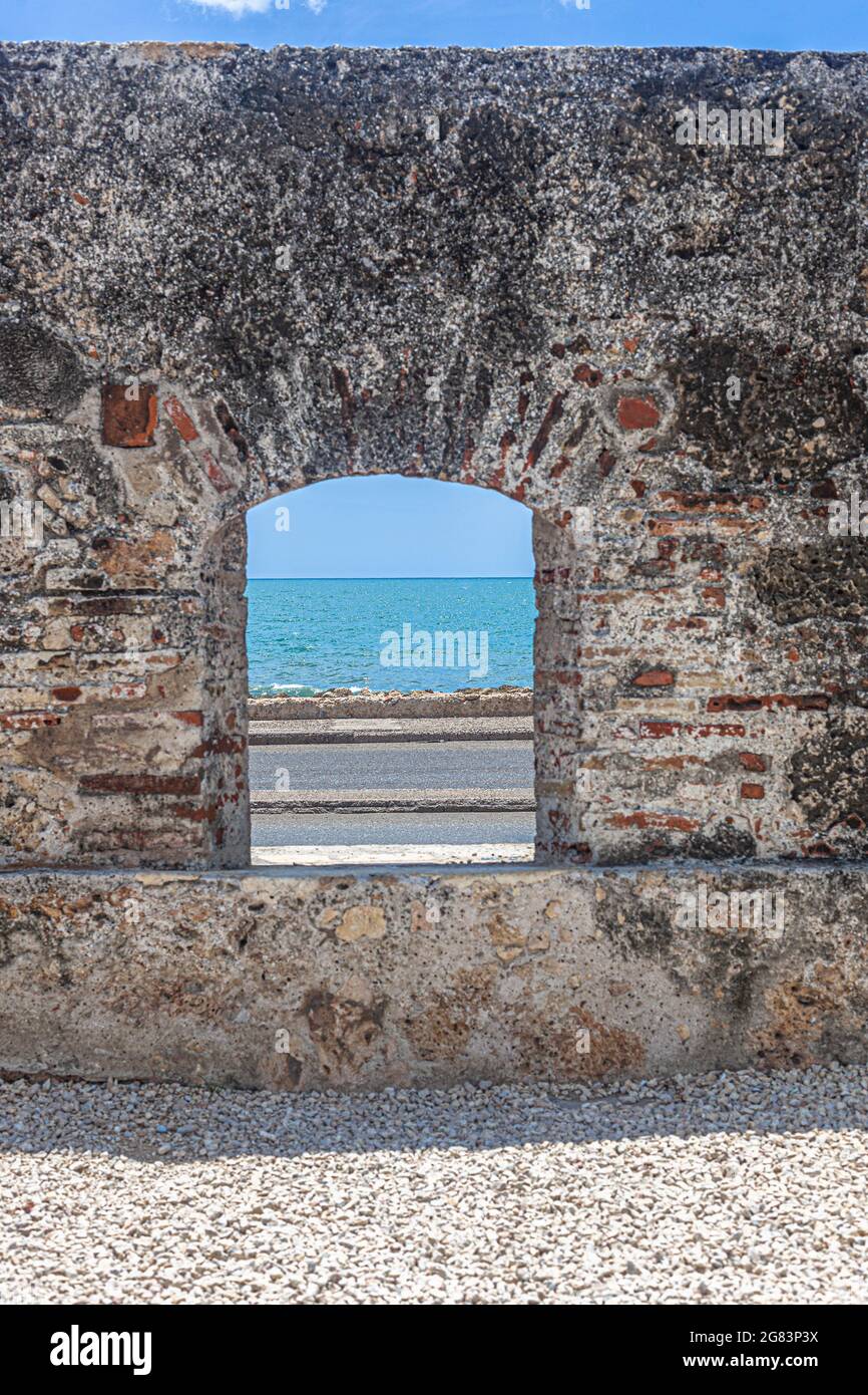 Eine alte Stadtmauer zum Meer, Cartagena de Indias, Kolumbien. Stockfoto