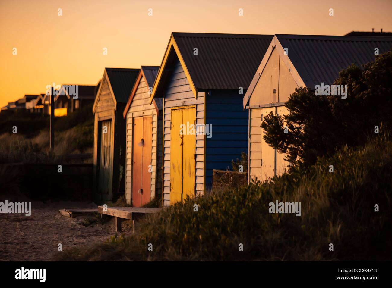 Strandkisten am Strand bei Sonnenuntergang Stockfoto