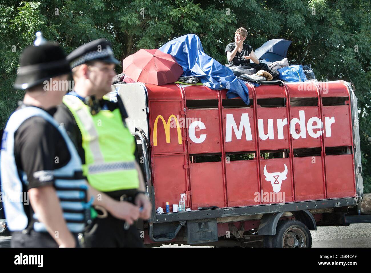 Scunthorpe, Großbritannien. Juli 2021. Der Protestierende der Tieraufstand wurde auf einem geklemmten Lastwagen mit McMurder während des Protestes vor der OSI Food Solutions-Fabrik in Scunthorpe gesehen. Über 50 Demonstranten der Animal Rebellion schlossen die einzige Burger-Vertriebsanlage von McDonald's, die OSI Food Solutions-Fabrik in Großbritannien, durch Blockierung des Eingangs mit Bambusbeacons und Fahrzeugen. Die Rebellen fordern McDonald's auf, bis 2025 auf rein pflanzenbasierte Menüs umzusteigen und dem Leid von Milliarden von Menschenleben ein Ende zu setzen und die Klimakrise abzuwenden, während gleichzeitig der Amazonas-Regenwald gerettet wird. Kredit: SOPA Images Limited/Al Stockfoto