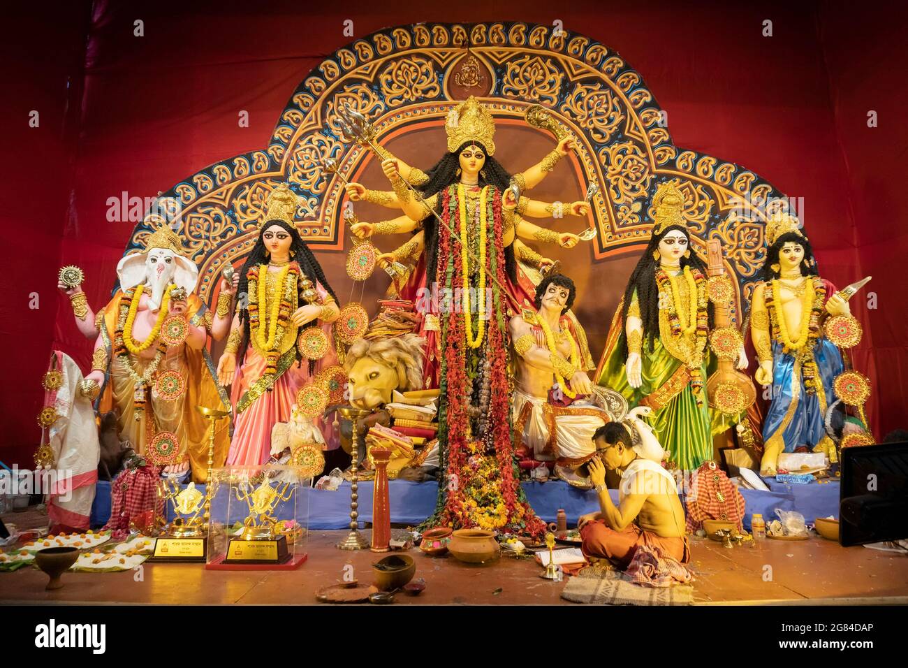 Kolkata, Indien - 18. Oktober 2018 : Göttin Durga Idol verehrt im Inneren dekoriert Durga Puja Pandal, bei farbigem Licht in der Nacht geschossen. Es ist das Stockfoto