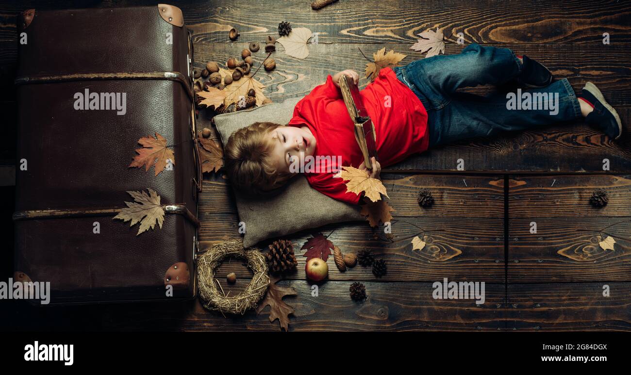 Farbenfrohes Herbstblatt und trockenes Herbstblatt. Frohe Kindheit. Werbeagentur. Glücklicher Junge von 3 oder 5 Jahren mit Spaß. Herbst Zeit für Mode Kinder Verkauf. Stockfoto