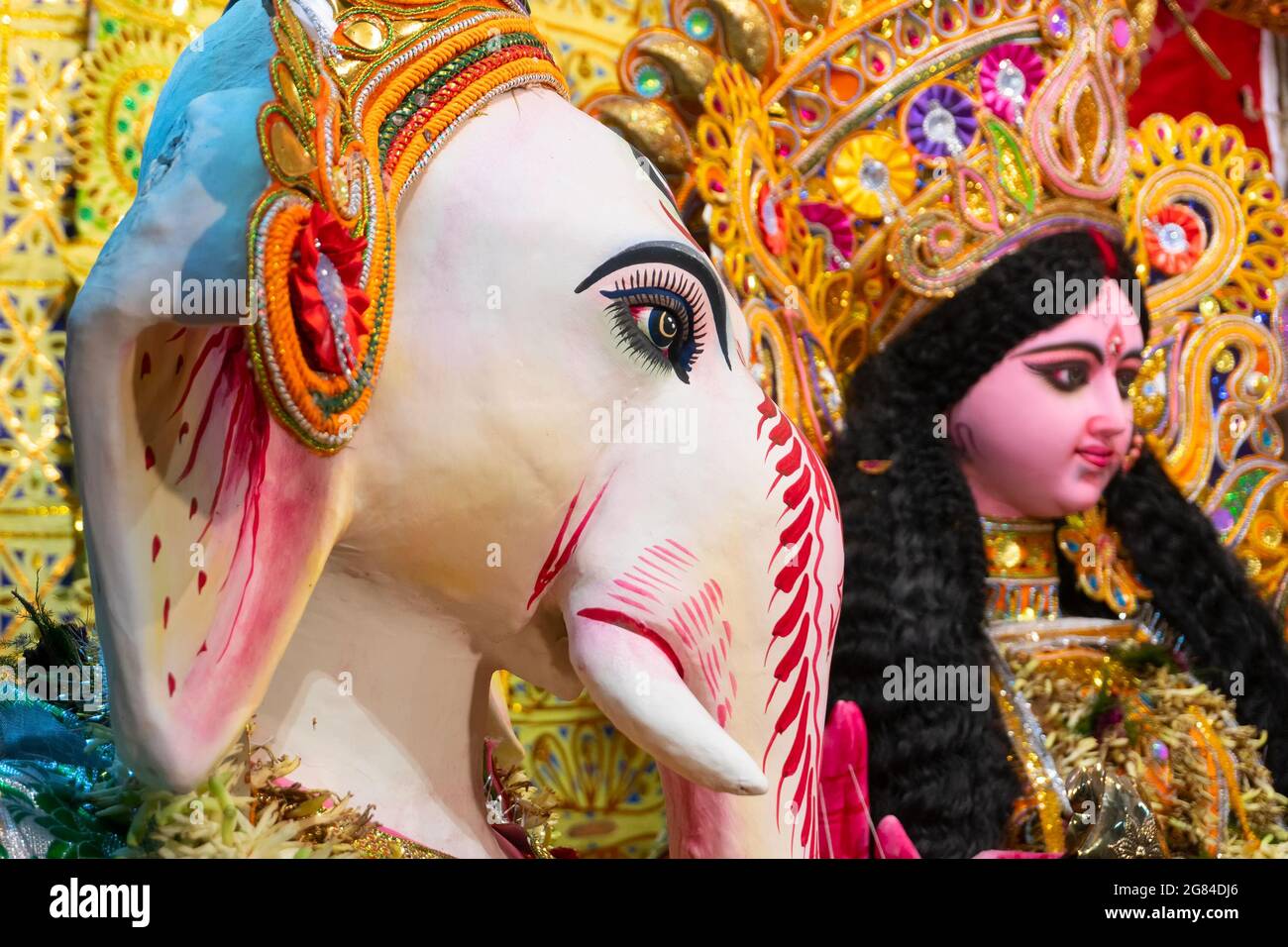 Kolkata, Indien - 17. Oktober 2018 : dekoriertes Idol von herrn Ganesha neben Göttin Durga, Sohn neben Mutter, während Durga Puja angebetet. Große Stockfoto