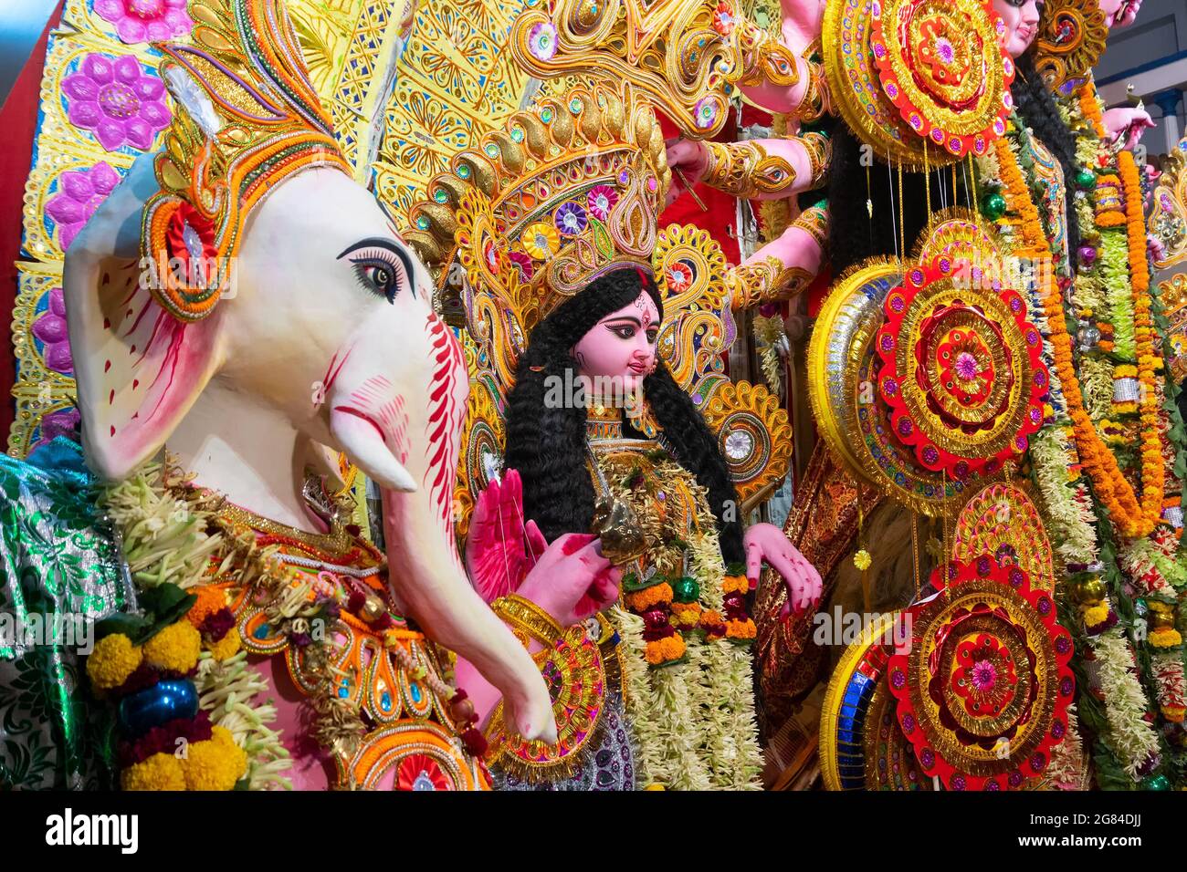 Kolkata, Indien - 17. Oktober 2018 : dekoriertes Idol von herrn Ganesha neben Göttin Durga, Sohn neben Mutter, während Durga Puja angebetet. Große Stockfoto