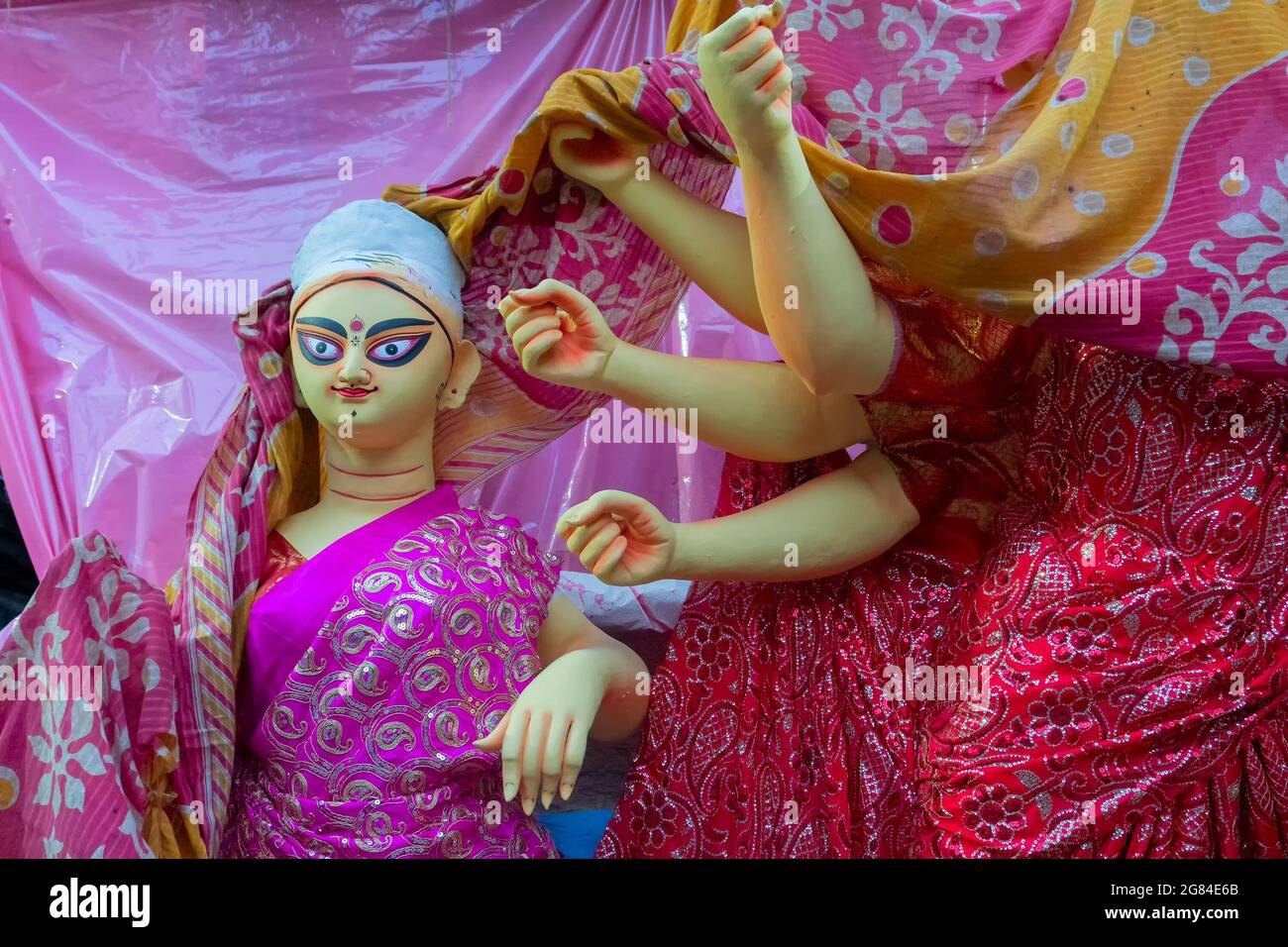 Kolkata, Westbengalen, Indien - 7. Oktober 2018: Lehm-Idol der Göttin Sarazwati und Hände von Durga, bedeckt unter Sari - traditionelles indisches Kleid für p Stockfoto