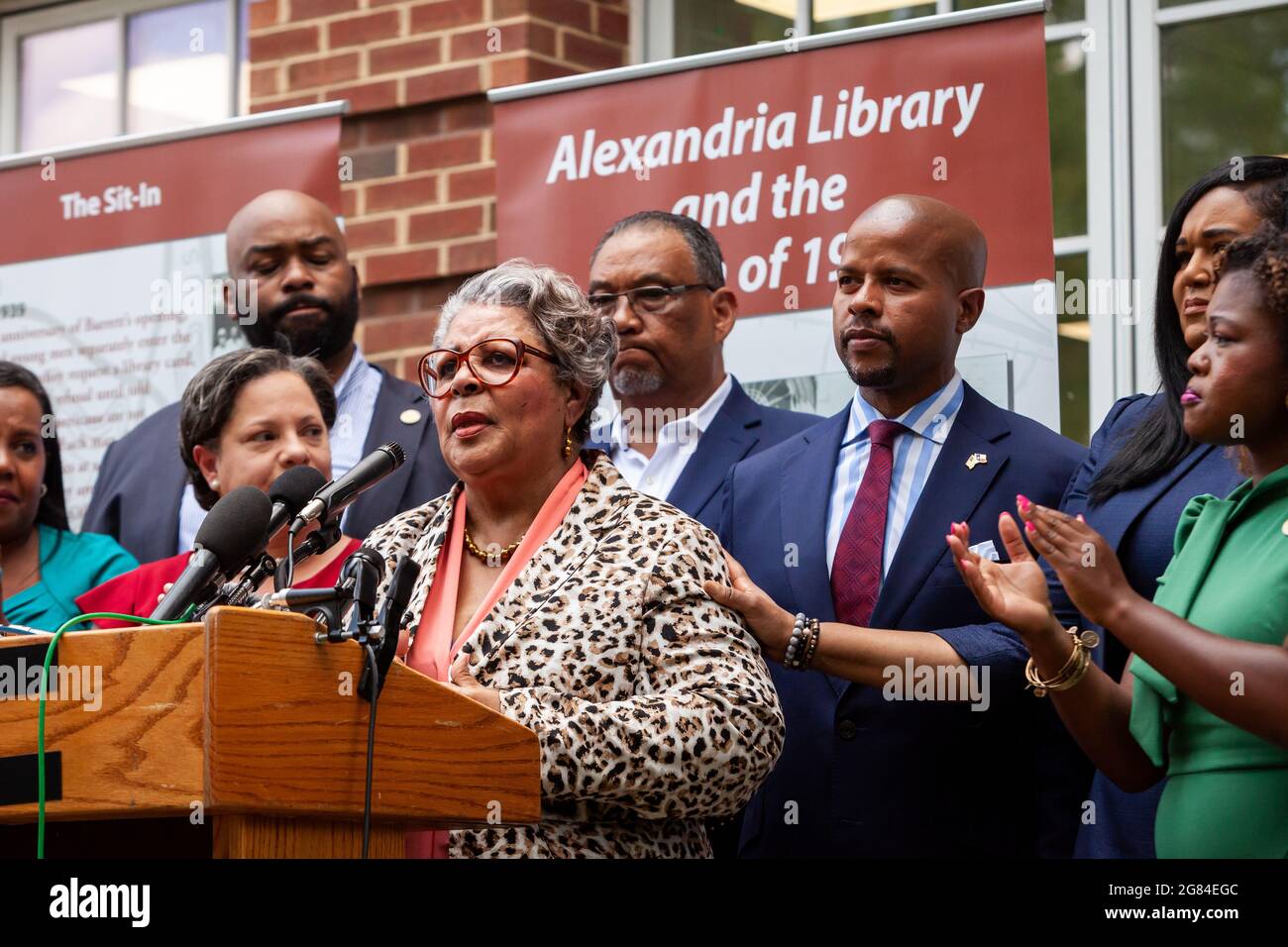 Washington DC, USA, 16. Juli 2021. Im Bild: Die Rep. Senfronia Thompson, die am längsten ununterbrochen im Dienst stehende schwarze Abgeordnete der texanischen Legislaturperiode, erhält Unterstützung von ihren Kollegen, da sie verlangt zu wissen: „Was wird es für uns brauchen, Amerikaner in diesem Land zu sein?“ Während der Rede über die Stimmrechte von Amerikanern der Farbe auf einer Pressekonferenz, die von den Black Legislative Caucuses von Virginia, Maryland und Texas abgehalten wurde. Die Demokraten in Texas brachen das Quorum und reisten in den Raum von Washington DC, um die Verabschiedung eines Gesetzes zur Beschränkung der Stimmrechte in Texas zu verhindern. Kredit: Allison Bailey / Alamy Live Nachrichten Stockfoto