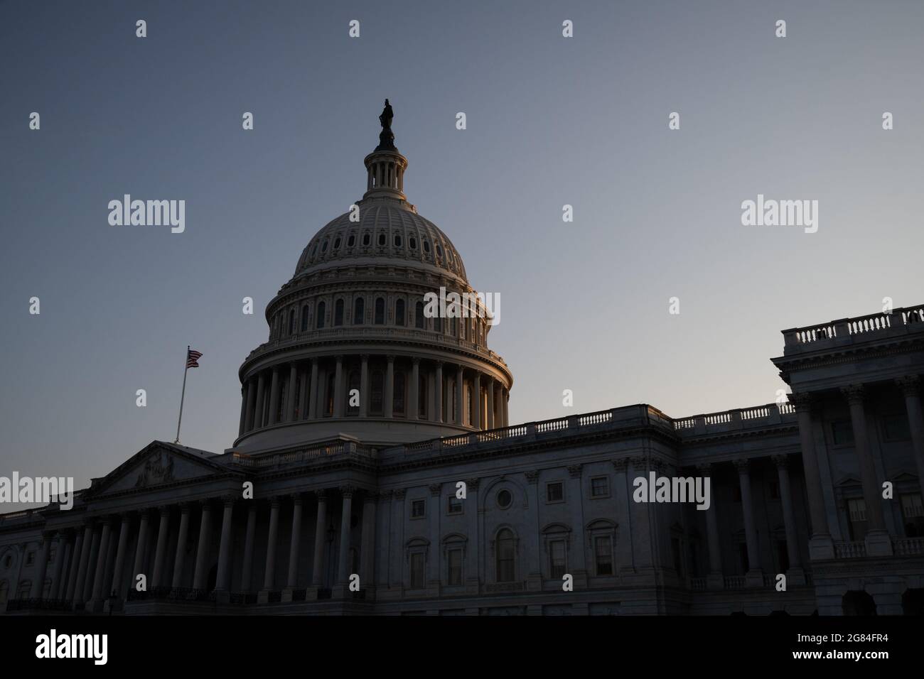 Washington, USA. Juli 2021. Eine allgemeine Ansicht des US-Kapitolgebäudes in Washington, DC, am Freitag, den 16. Juli 2021, Inmitten der Coronavirus-Pandemie. In dieser Woche hielt Präsident Joe Biden eine wichtige Rede zu den Stimmrechten, als die Verhandlungsführer des Kongresses mit Beamten des Weißen Hauses an einem zweigleisigen Ansatz arbeiteten, um sowohl einen parteiübergreifenden Infrastrukturplan als auch einen massiven Budgetdeal zu verabschieden, der nur für Demokrat bestimmt ist. (Graeme Sloan/Sipa USA) Quelle: SIPA USA/Alamy Live News Stockfoto