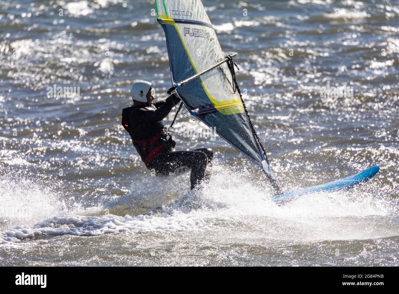 Australischer Windsurfer an einem Wintertag in Palm Beach Pittwater, Sydney, Australien Stockfoto