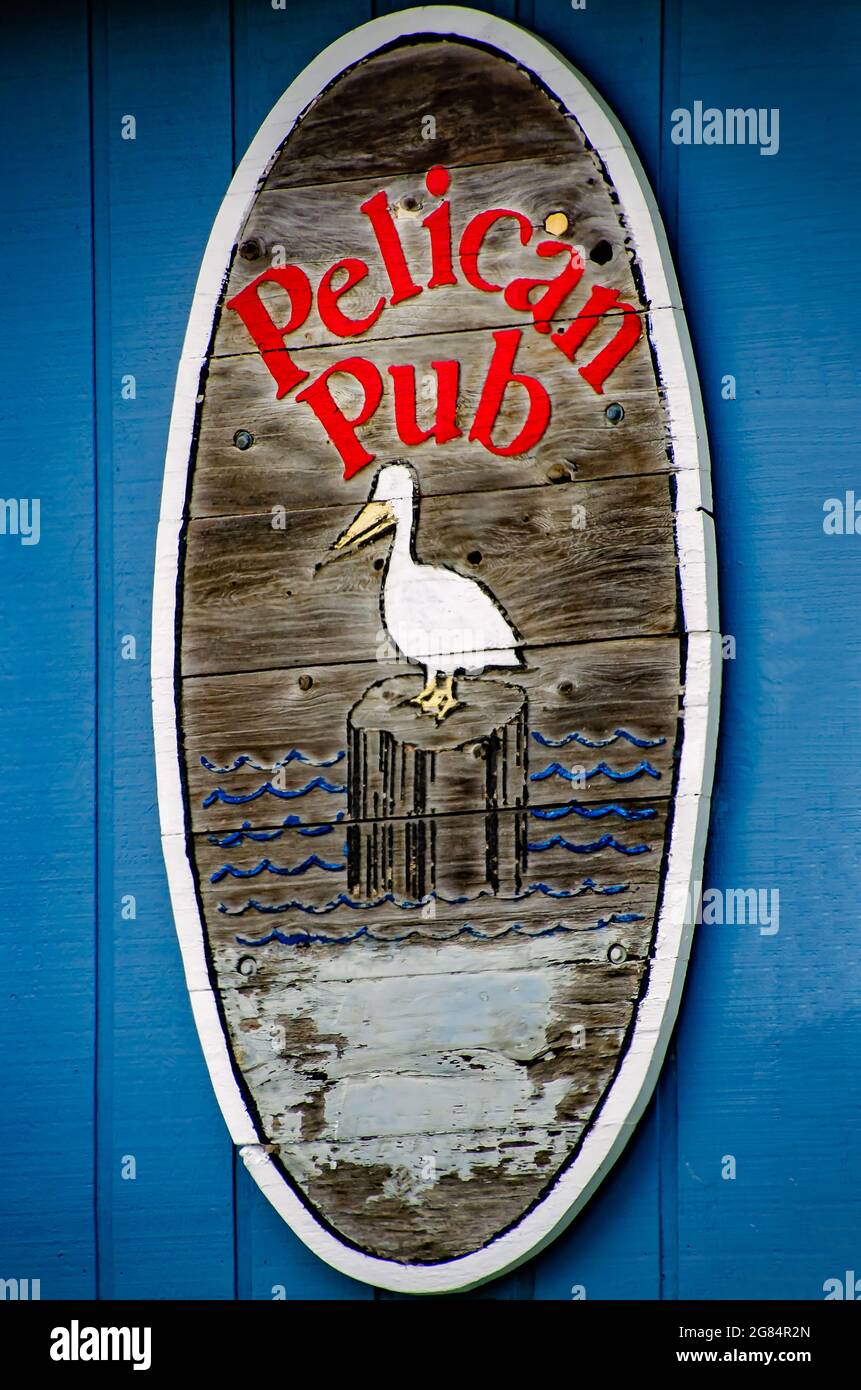 Ein Schild bewirbt den Pelican Pub, 7. Juli 2021, in Dauphin Island, Alabama. Das Restaurant bietet Speisen am Wasser mit Blick auf die Aloe Bay. Stockfoto